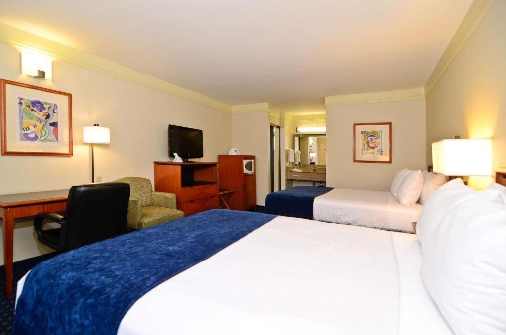 Queen Room With Two Queen Beds - Photo 1