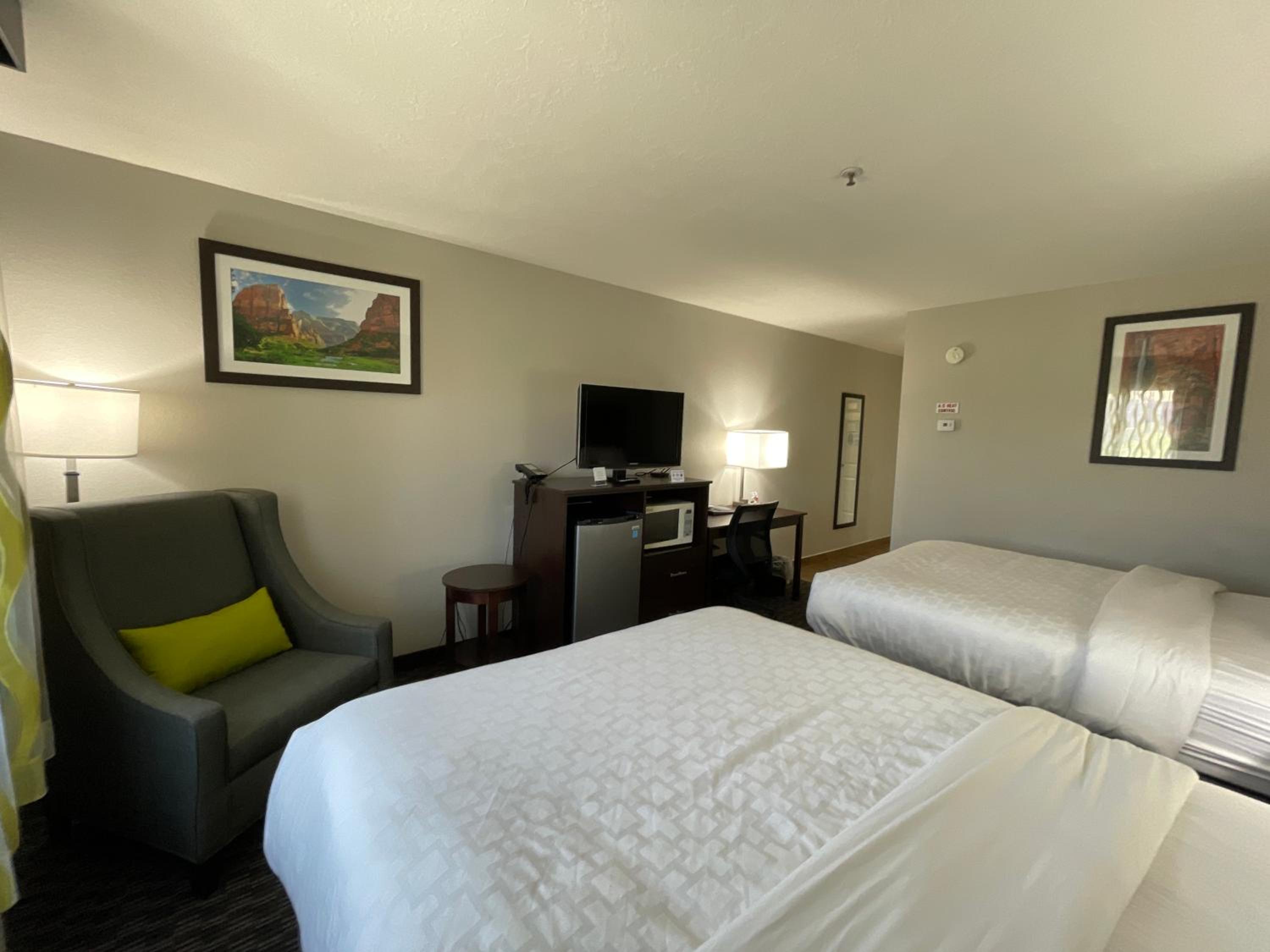 Deluxe Suite with Two Queen Beds - Non-Smoking - Photo 5