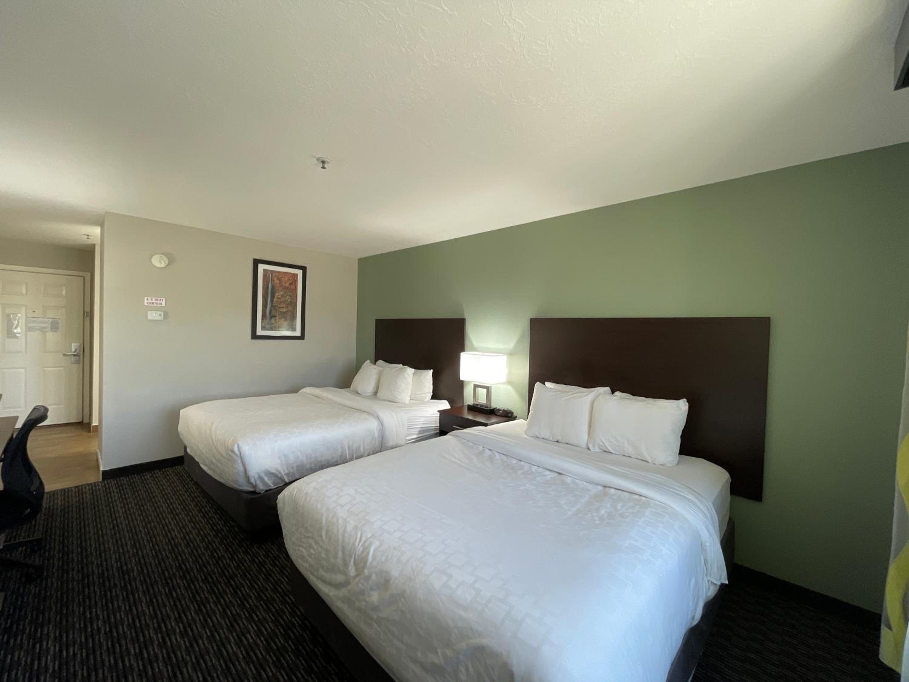 Deluxe Suite with Two Queen Beds - Non-Smoking - Photo 6
