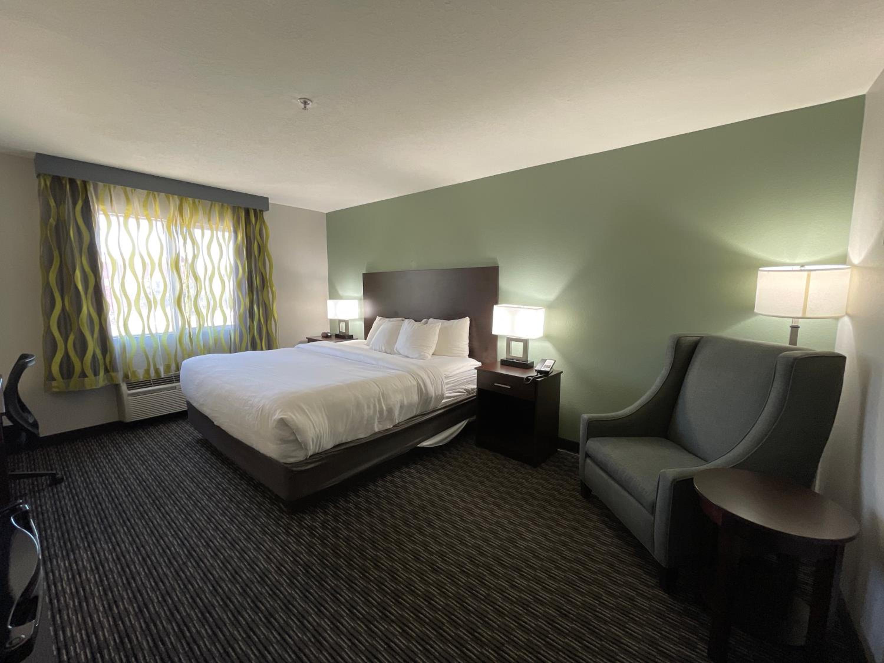 King Room with Roll-in Shower - Mobility Access/Non-Smoking - Photo 1