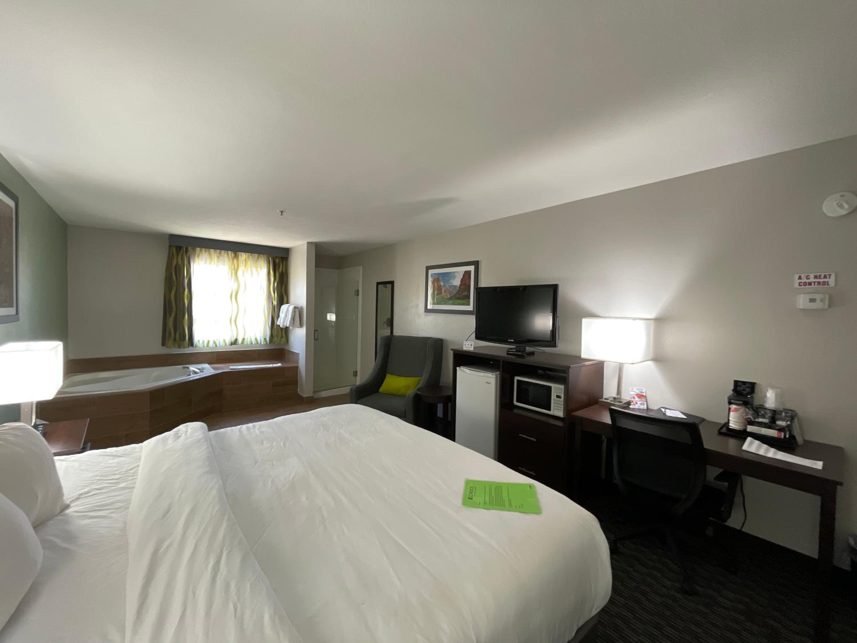 1 King Bed, Jetted Tub Suite, Non-Smoking - Photo 3