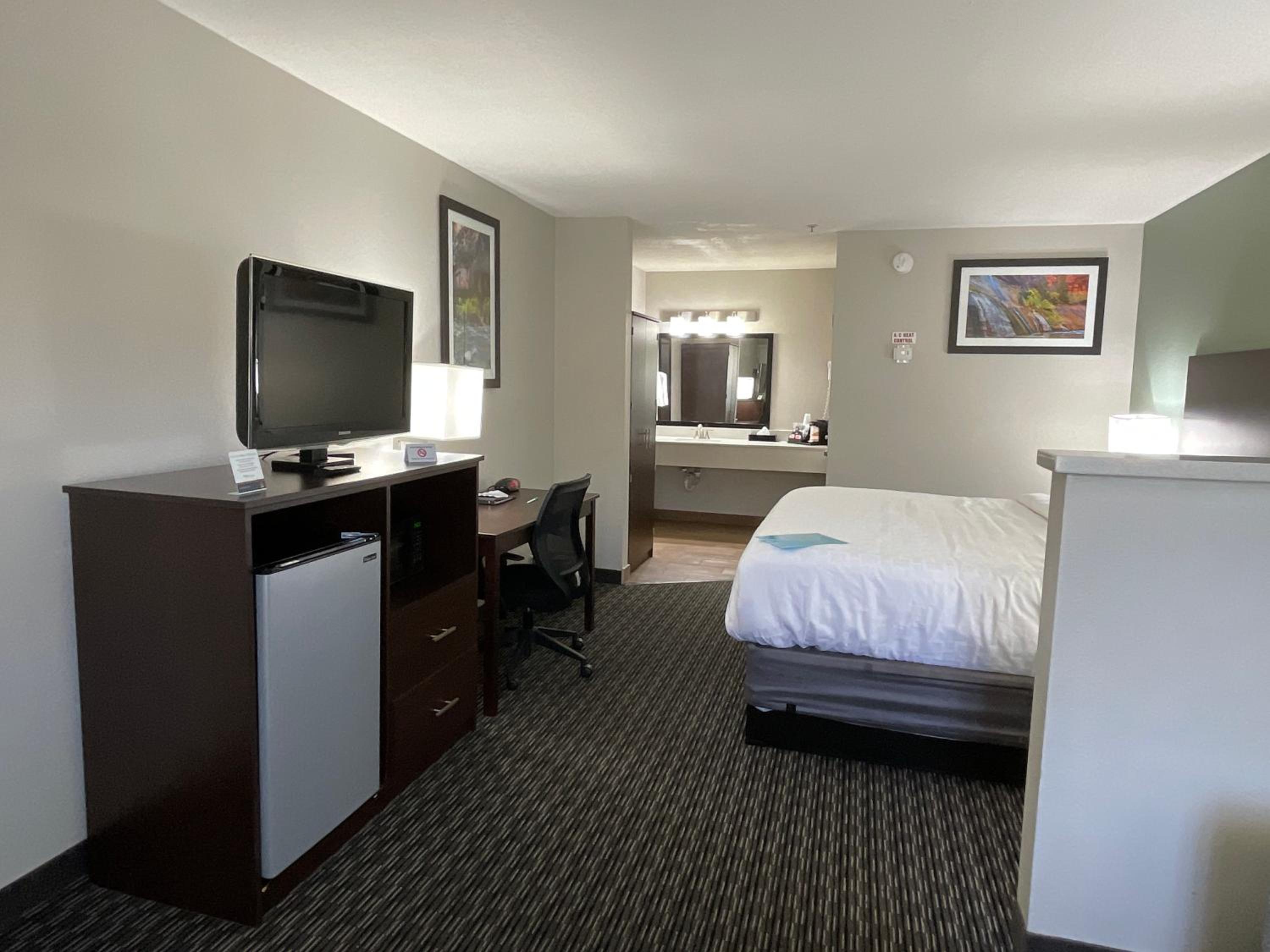King Suite - Non-Smoking - Photo 4