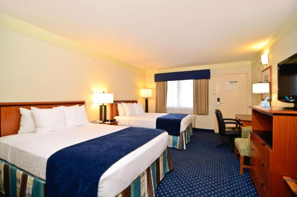 Queen Room With Two Queen Beds - Photo 2