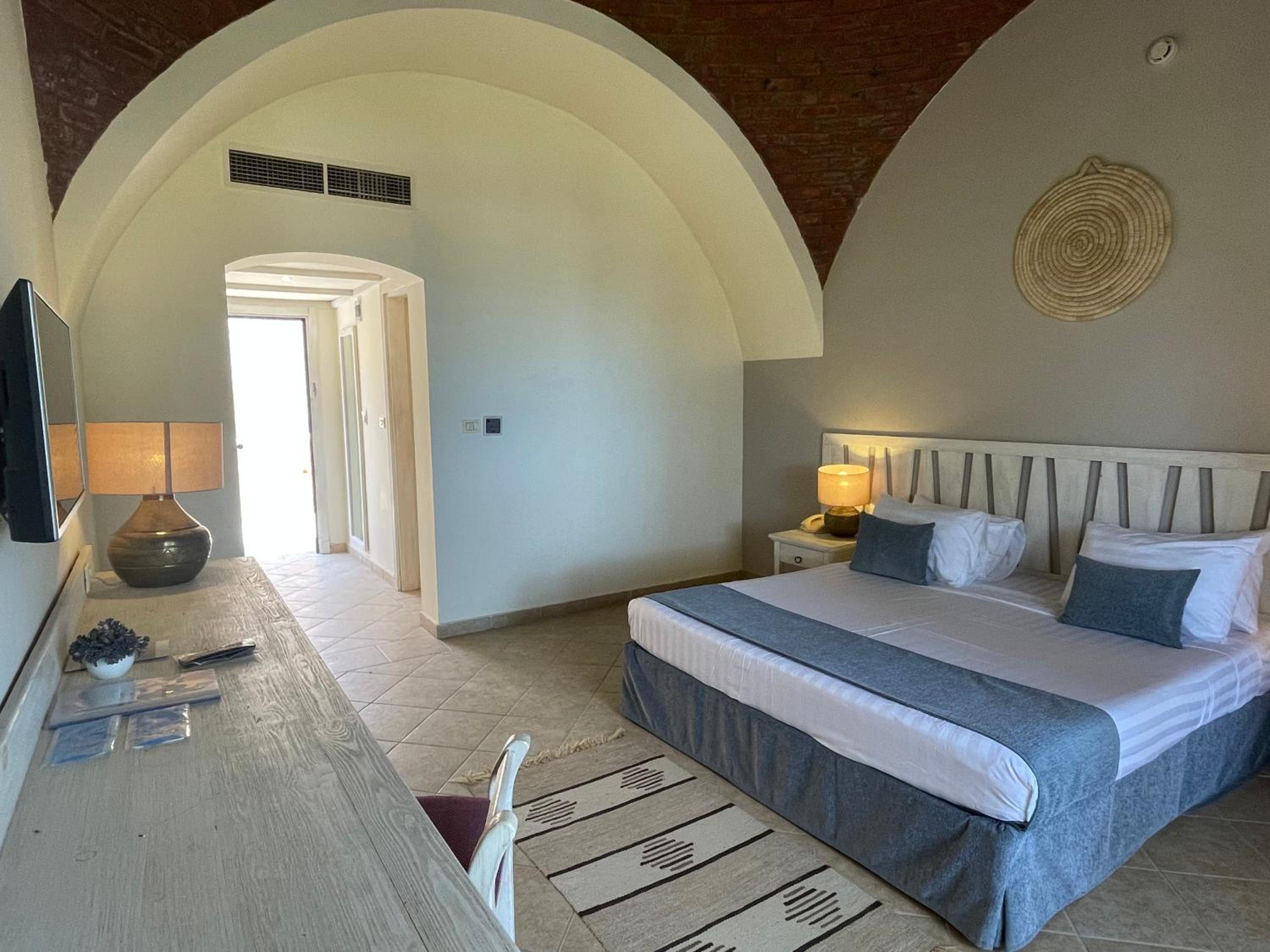 Double Room With Pool View photo 2