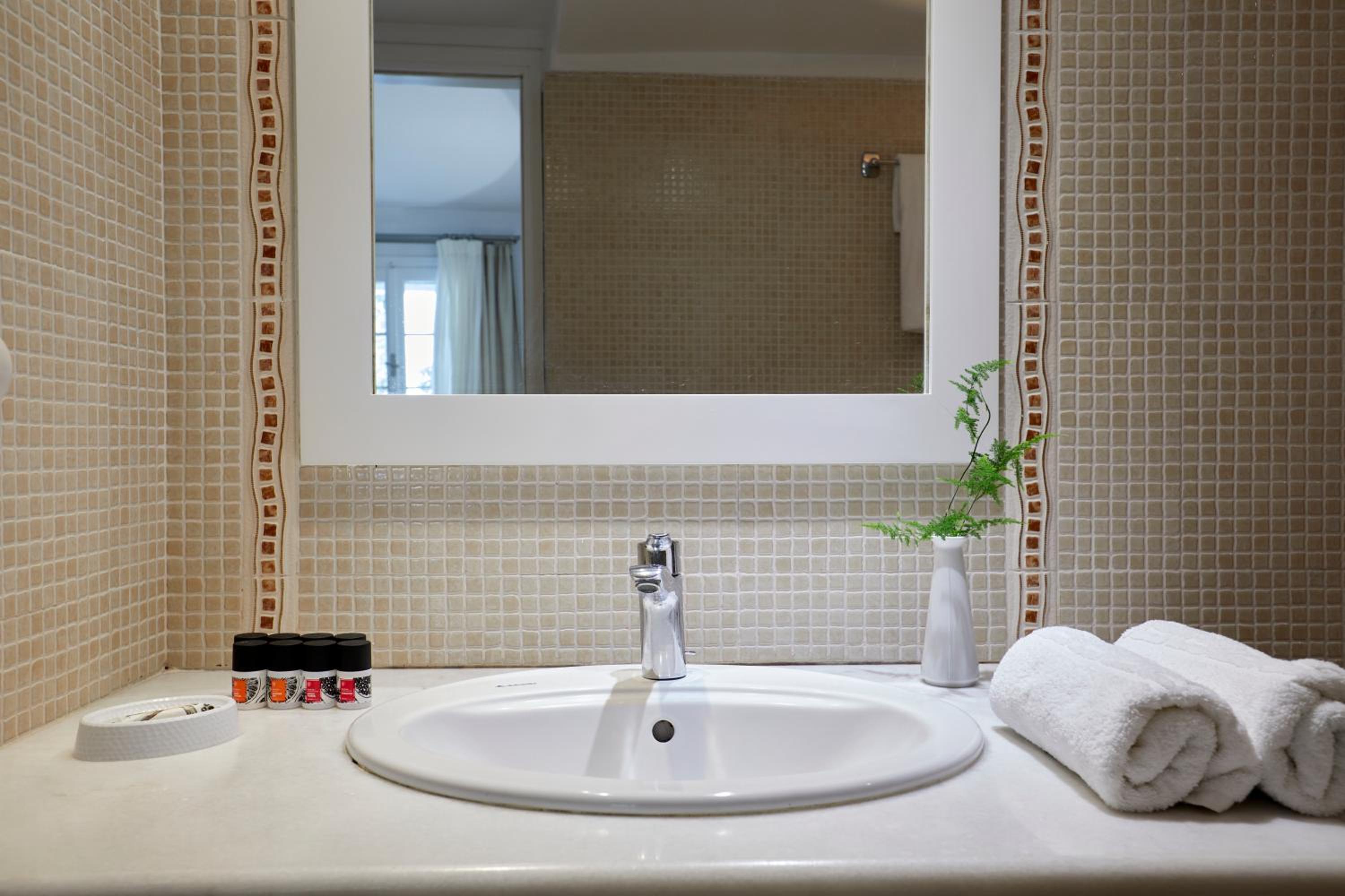 Standard Double Room - Photo 5
