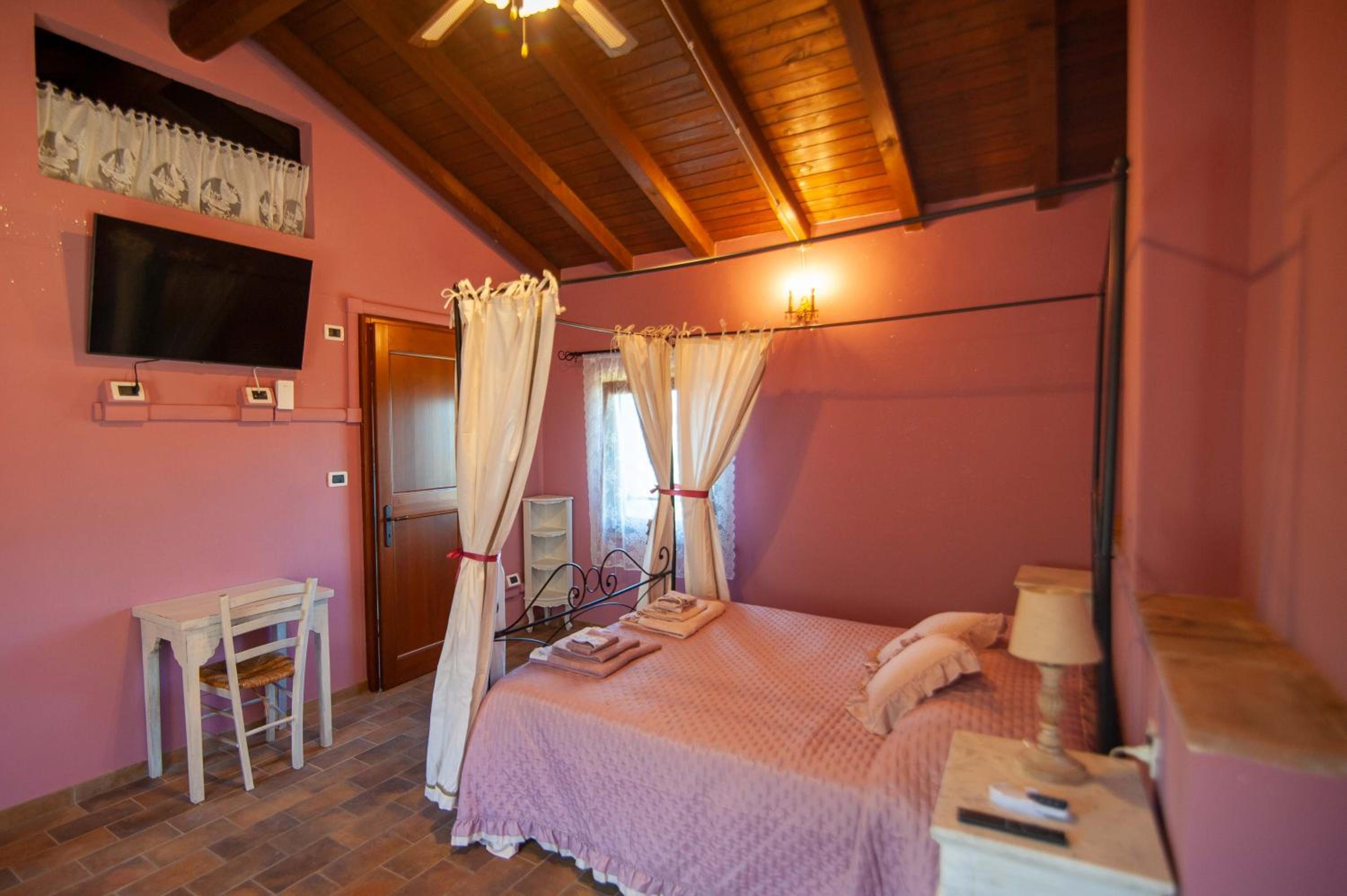 Large Double Room - Photo 6