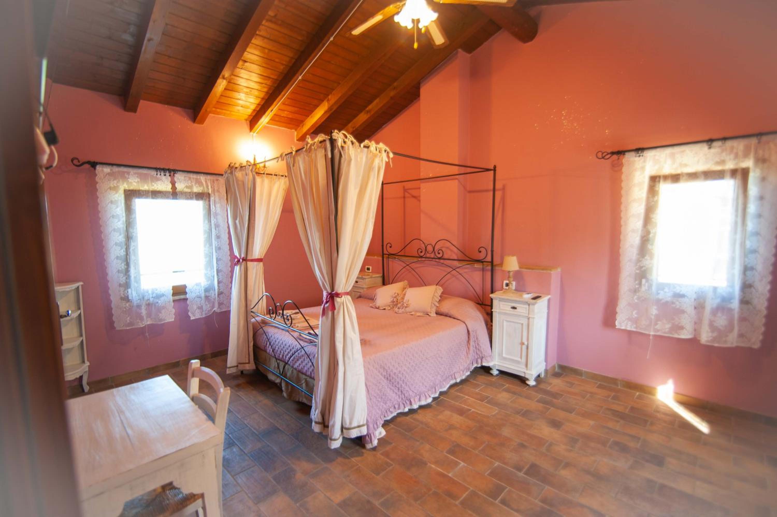 Large Double Room - Photo 2
