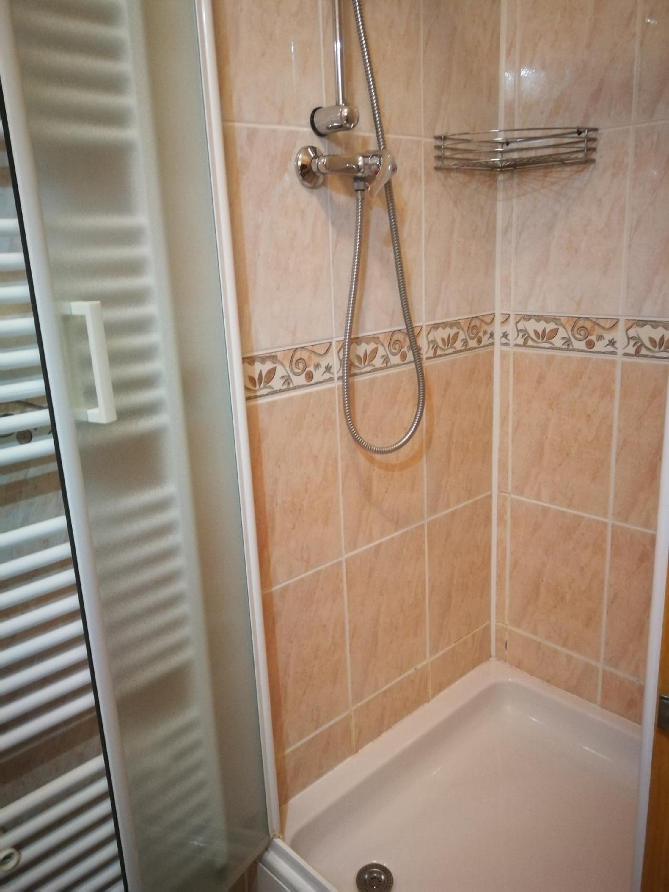 Twin Room with Private Bathroom - Photo 7