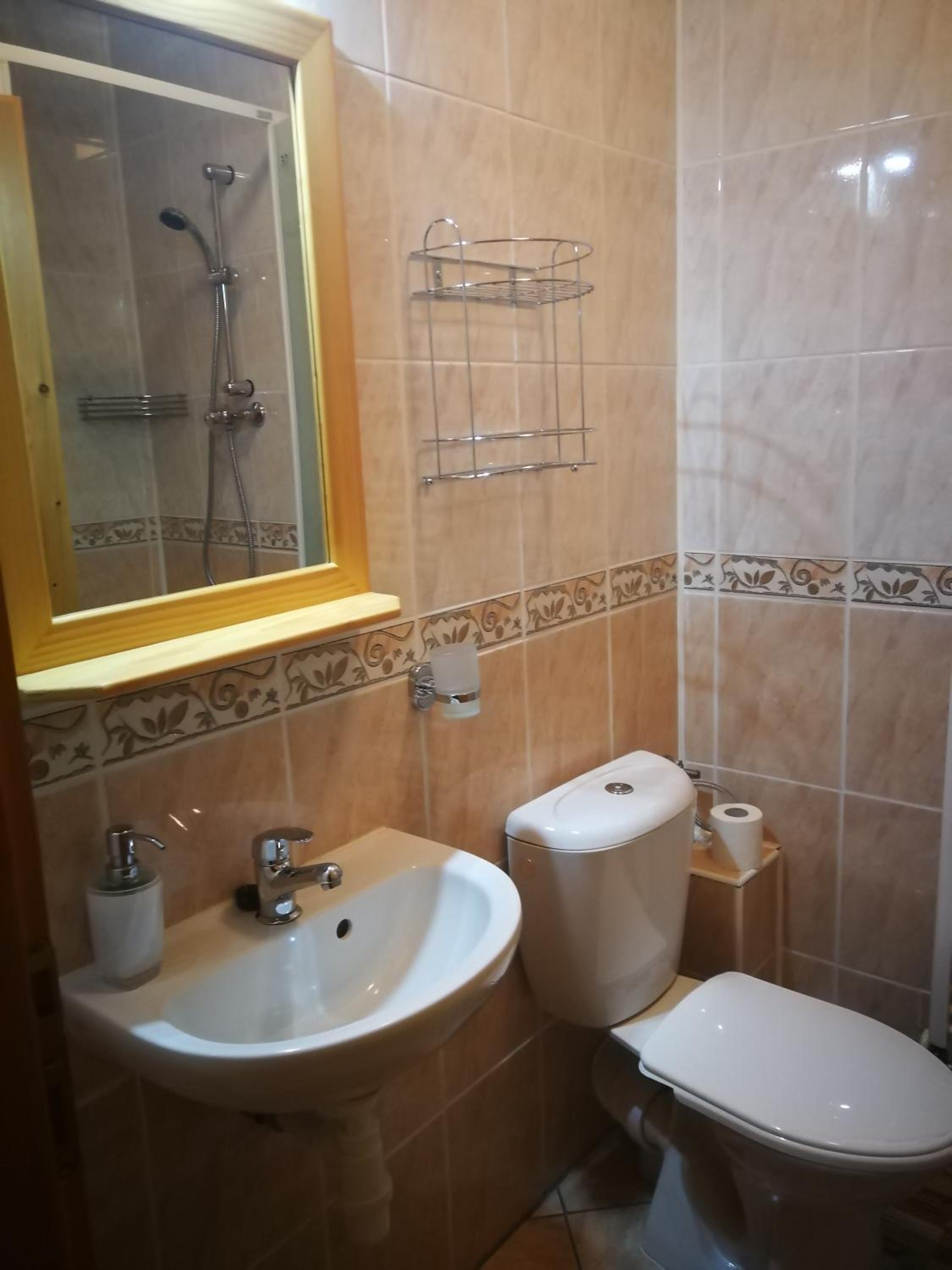 Twin Room with Private Bathroom - Photo 8