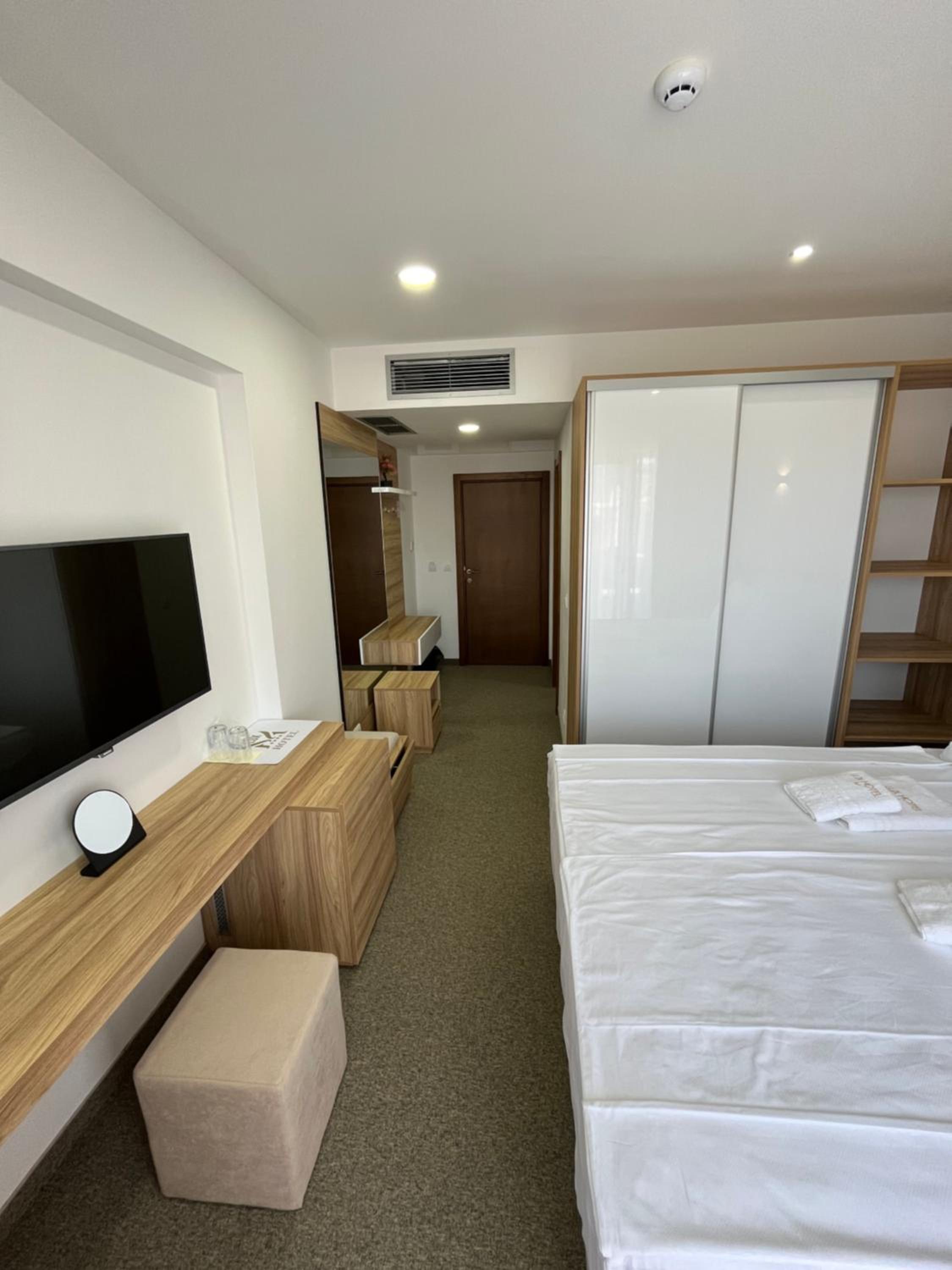 Deluxe Double Room with Side Sea View