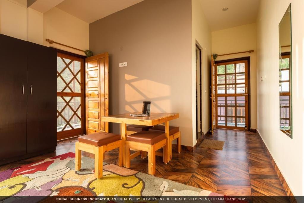 Deluxe Double Room with Balcony photo 2