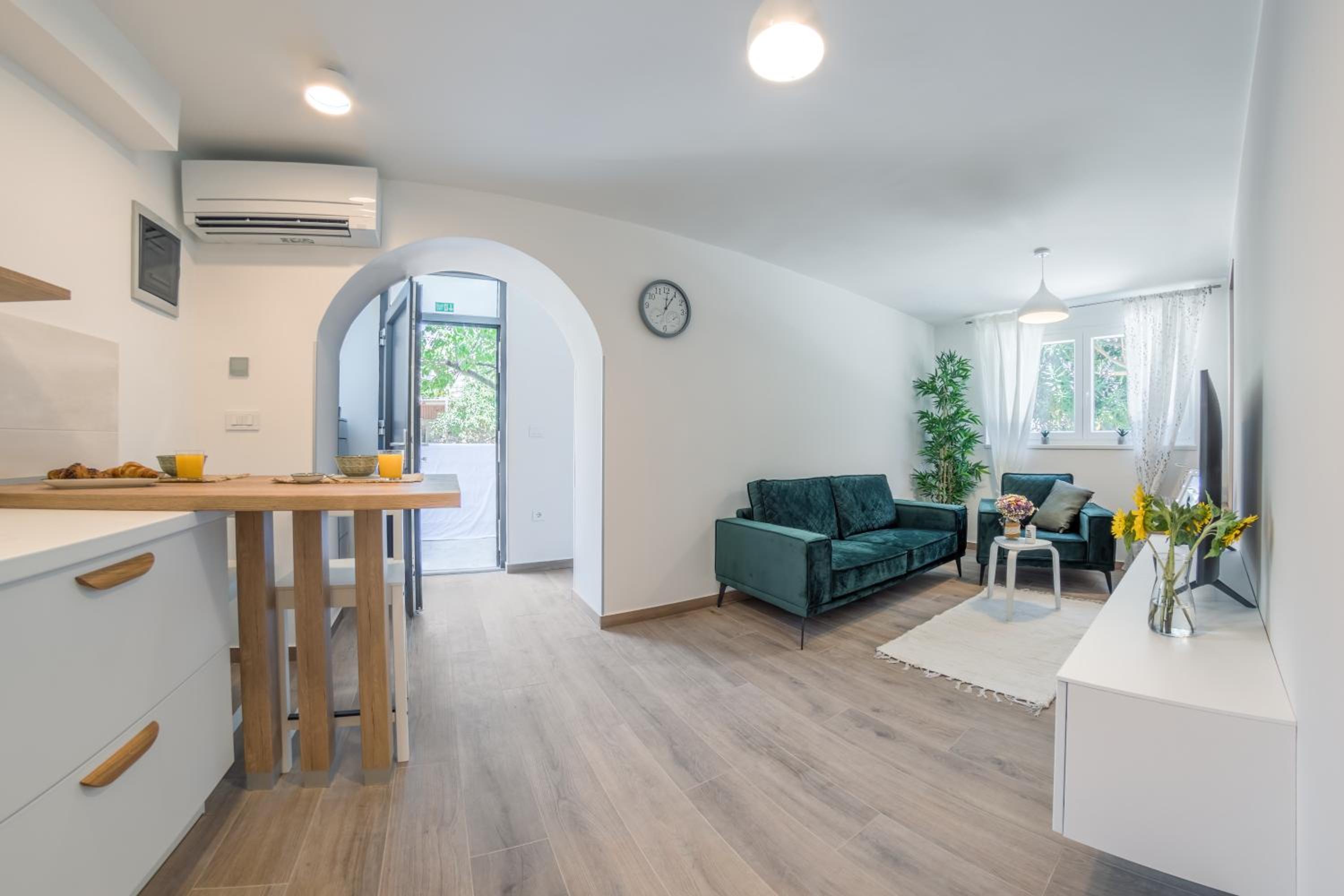 One-Bedroom Apartment - Photo 12