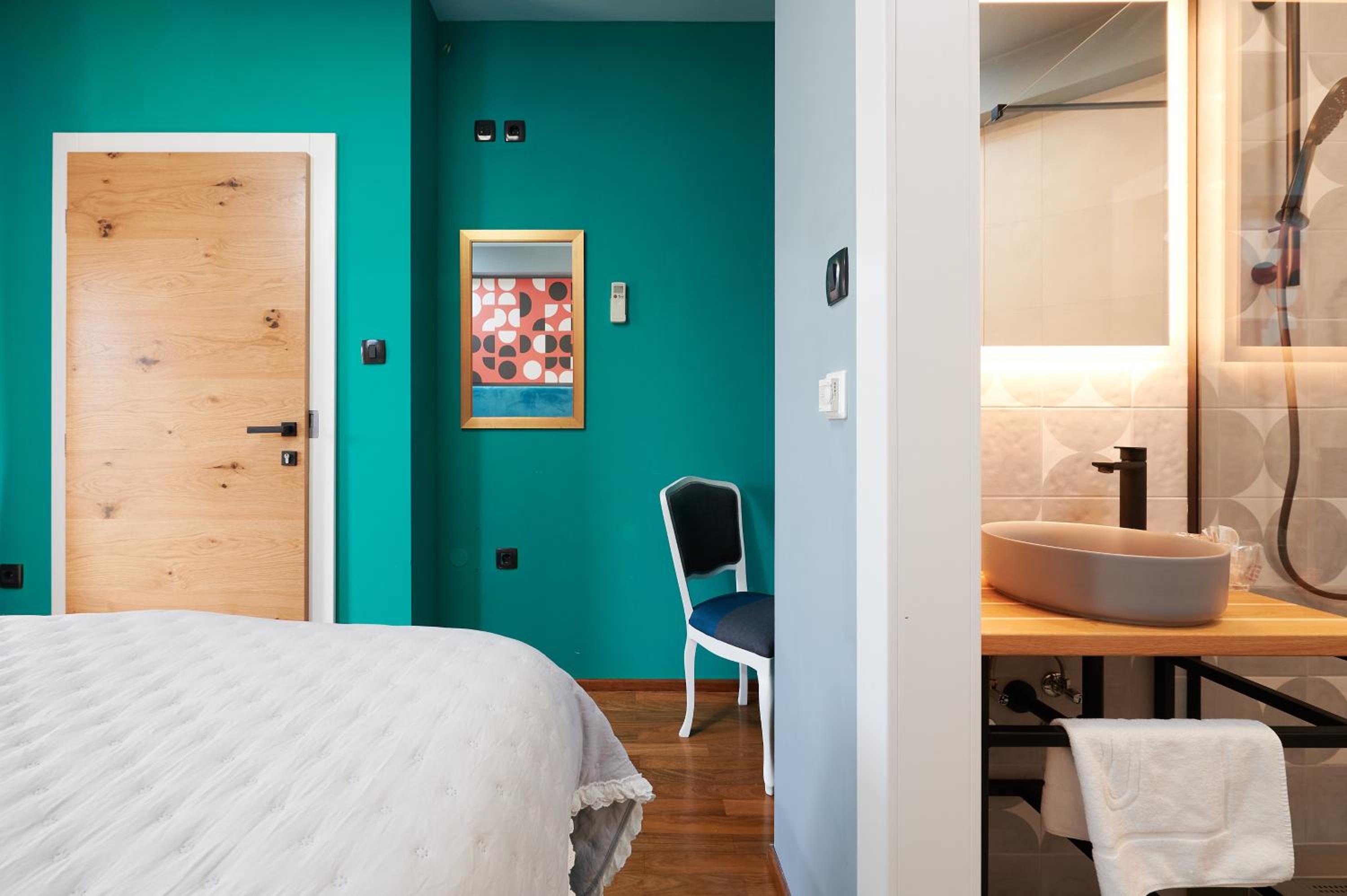 Deluxe Double Room with Balcony and Sea View - Photo 17
