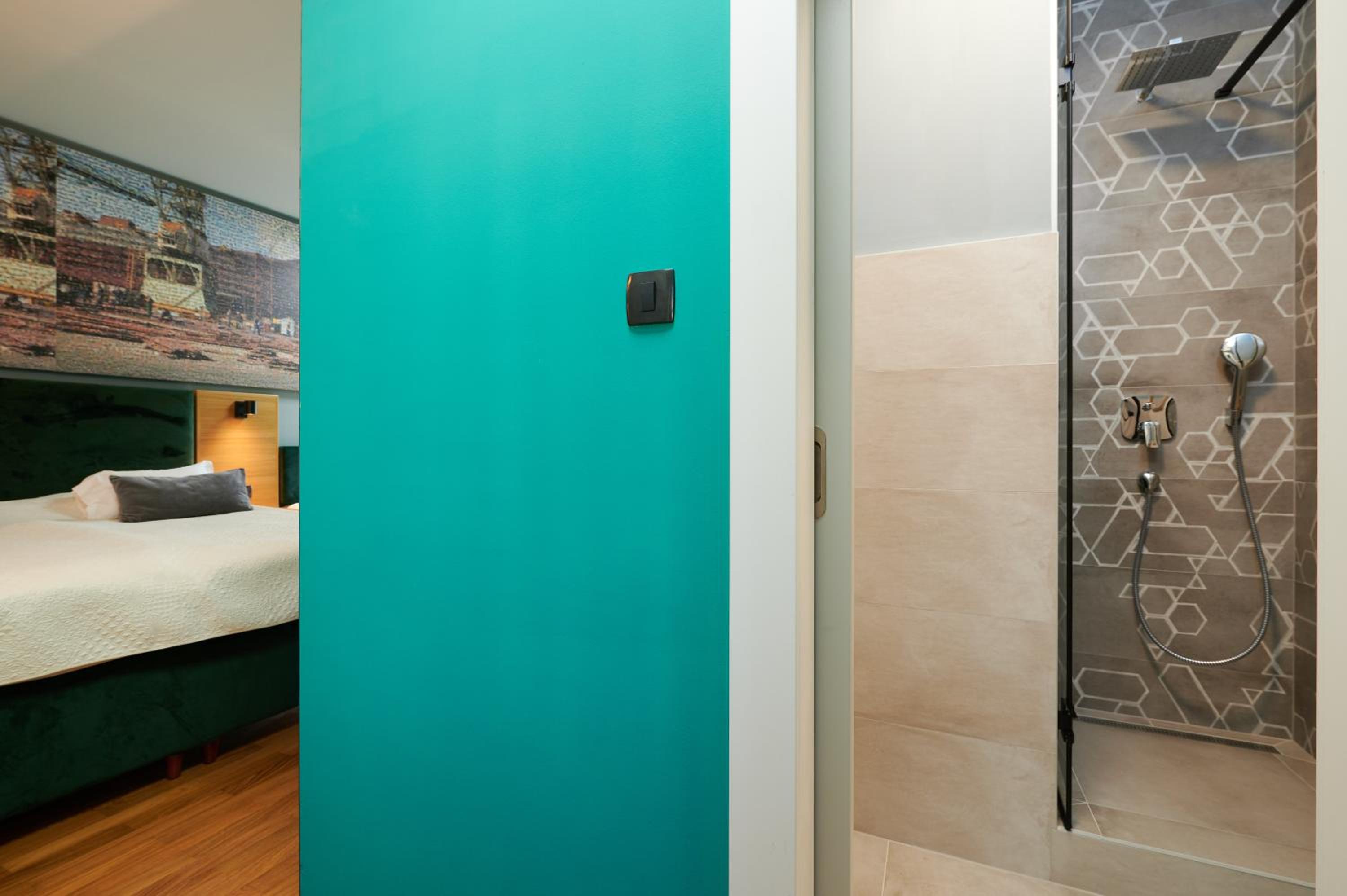 Deluxe Double Room with Balcony and Sea View - Photo 12