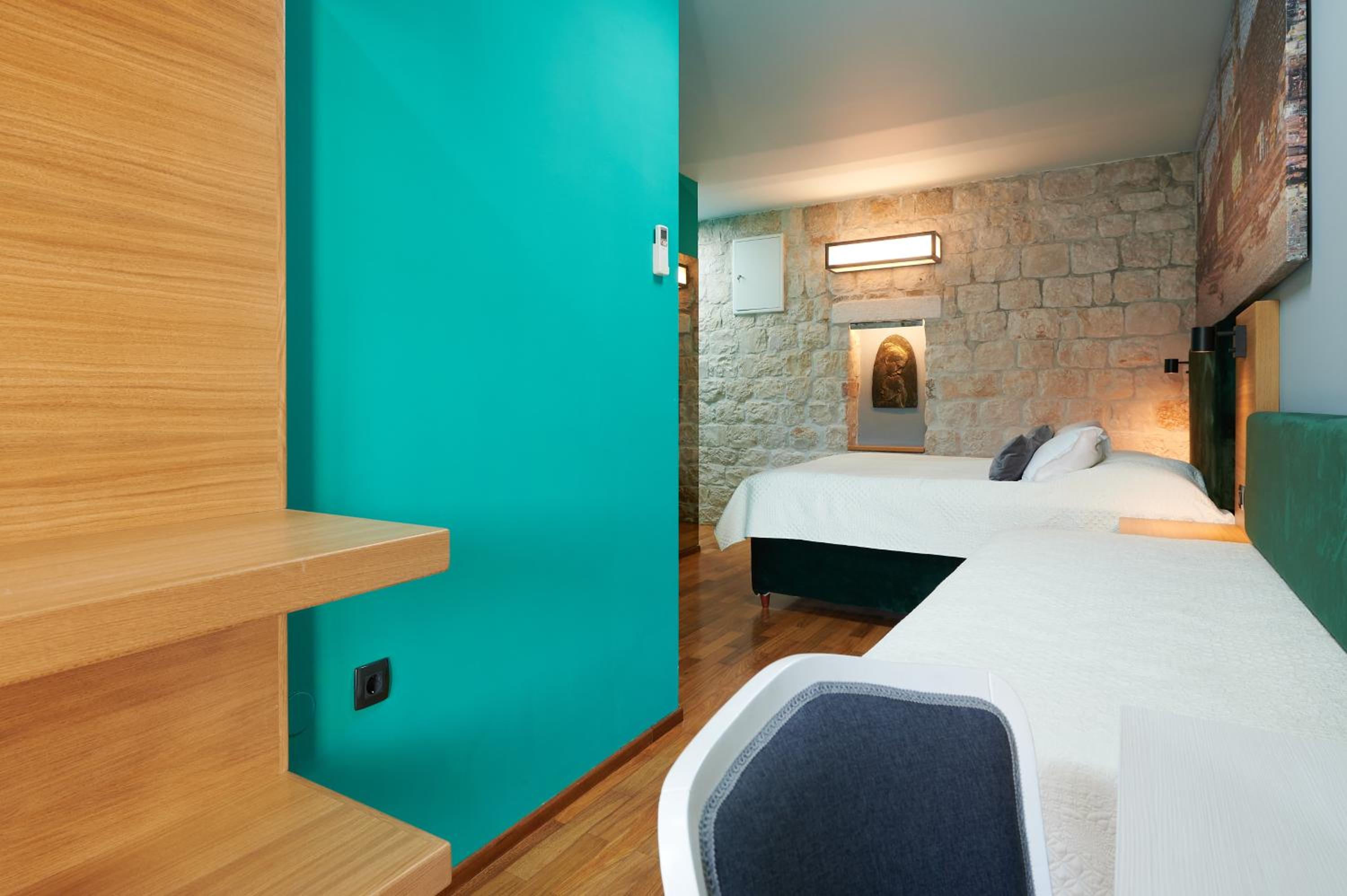 Deluxe Double Room with Balcony and Sea View - Photo 21