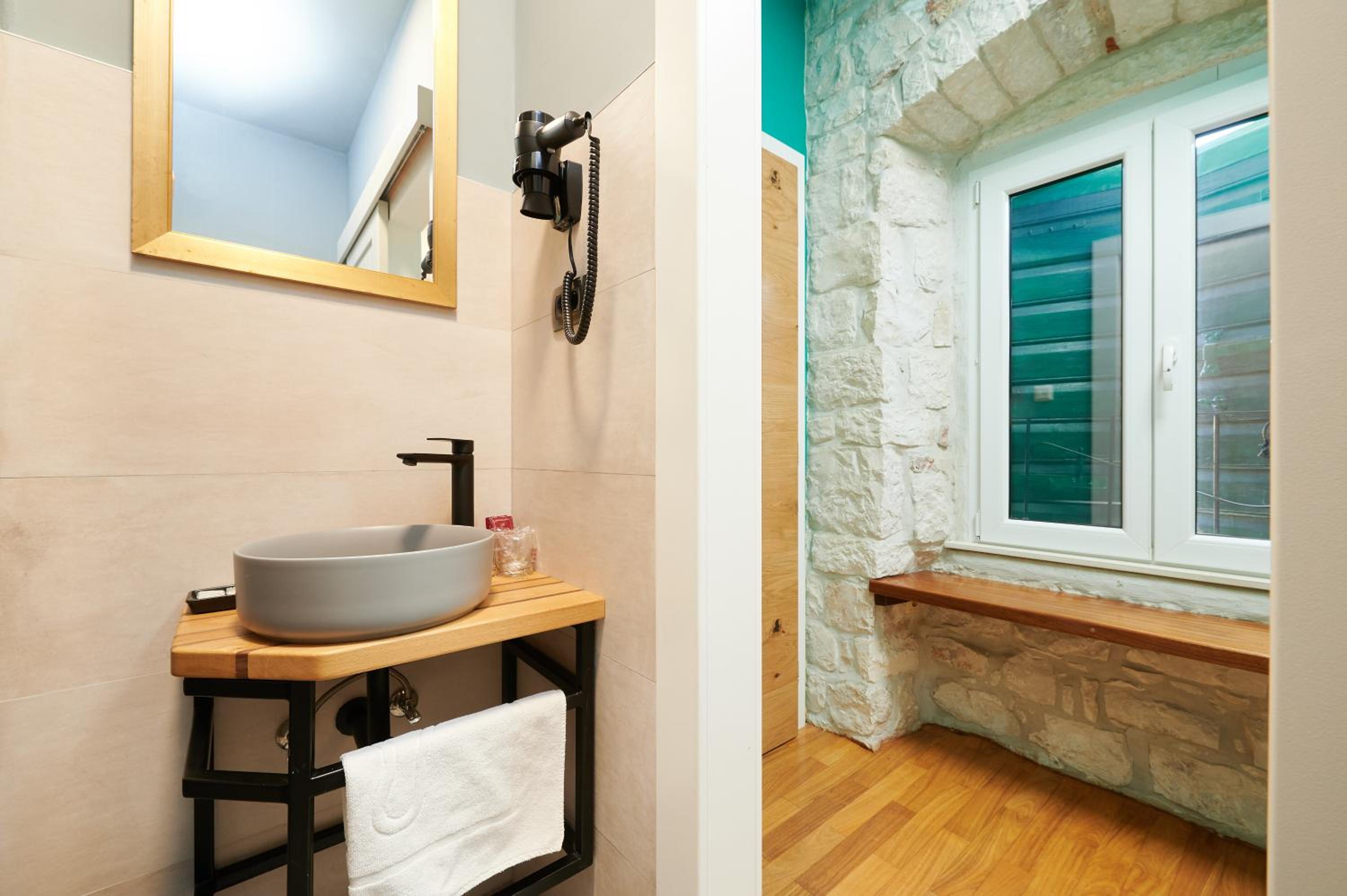 Deluxe Double Room with Balcony and Sea View - Photo 3