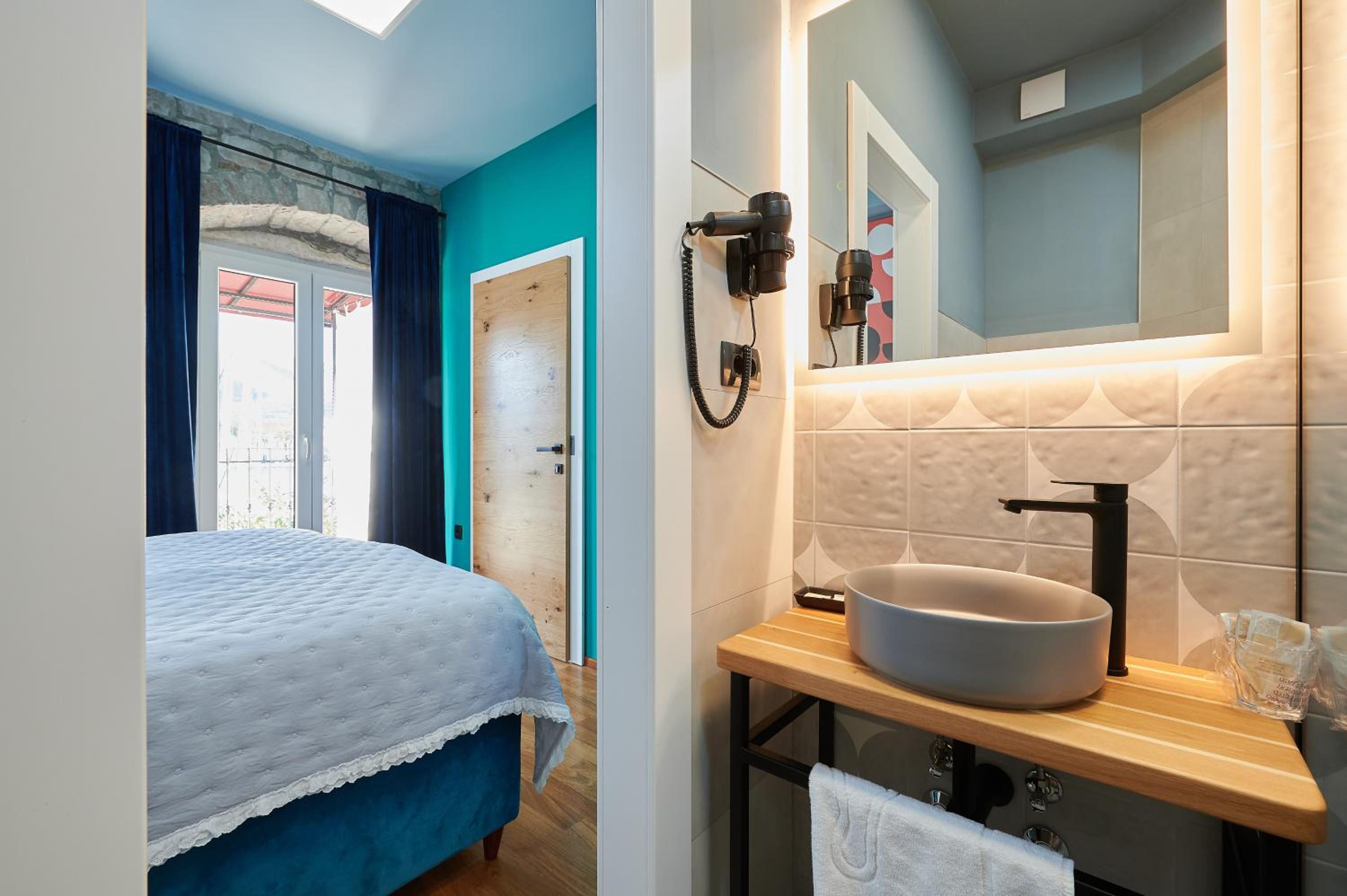 Deluxe Double Room with Balcony and Sea View - Photo 27