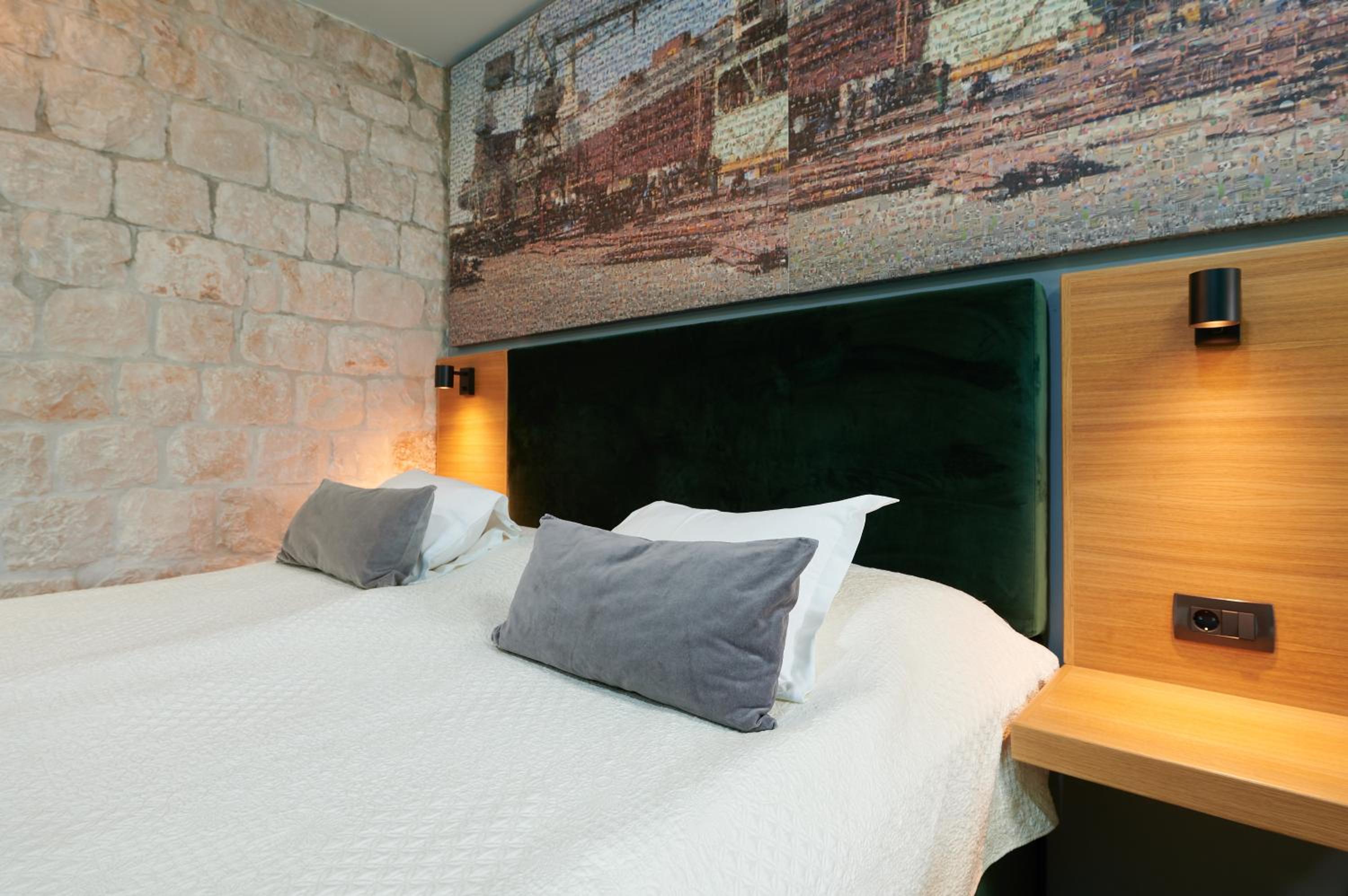 Deluxe Double Room with Balcony and Sea View - Photo 25