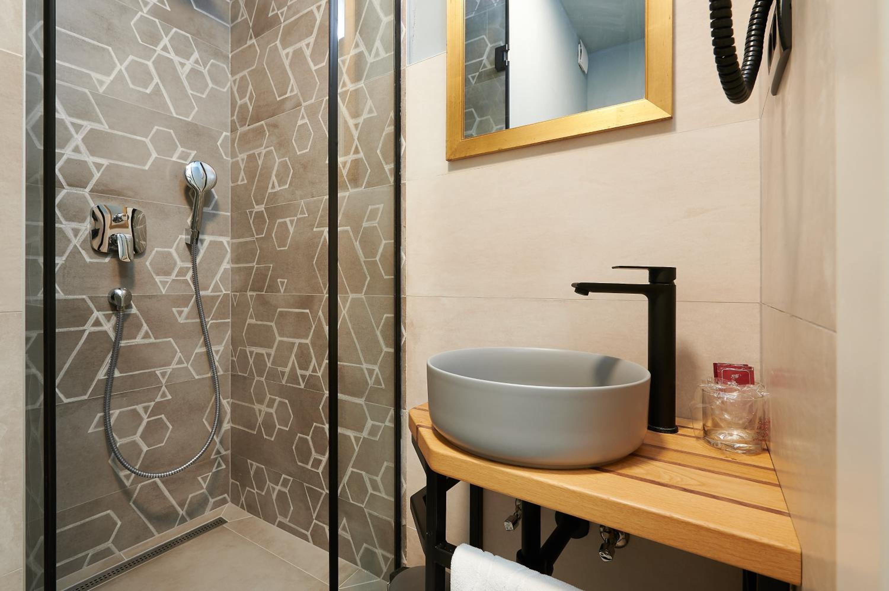 Deluxe Double Room with Balcony and Sea View - Photo 4