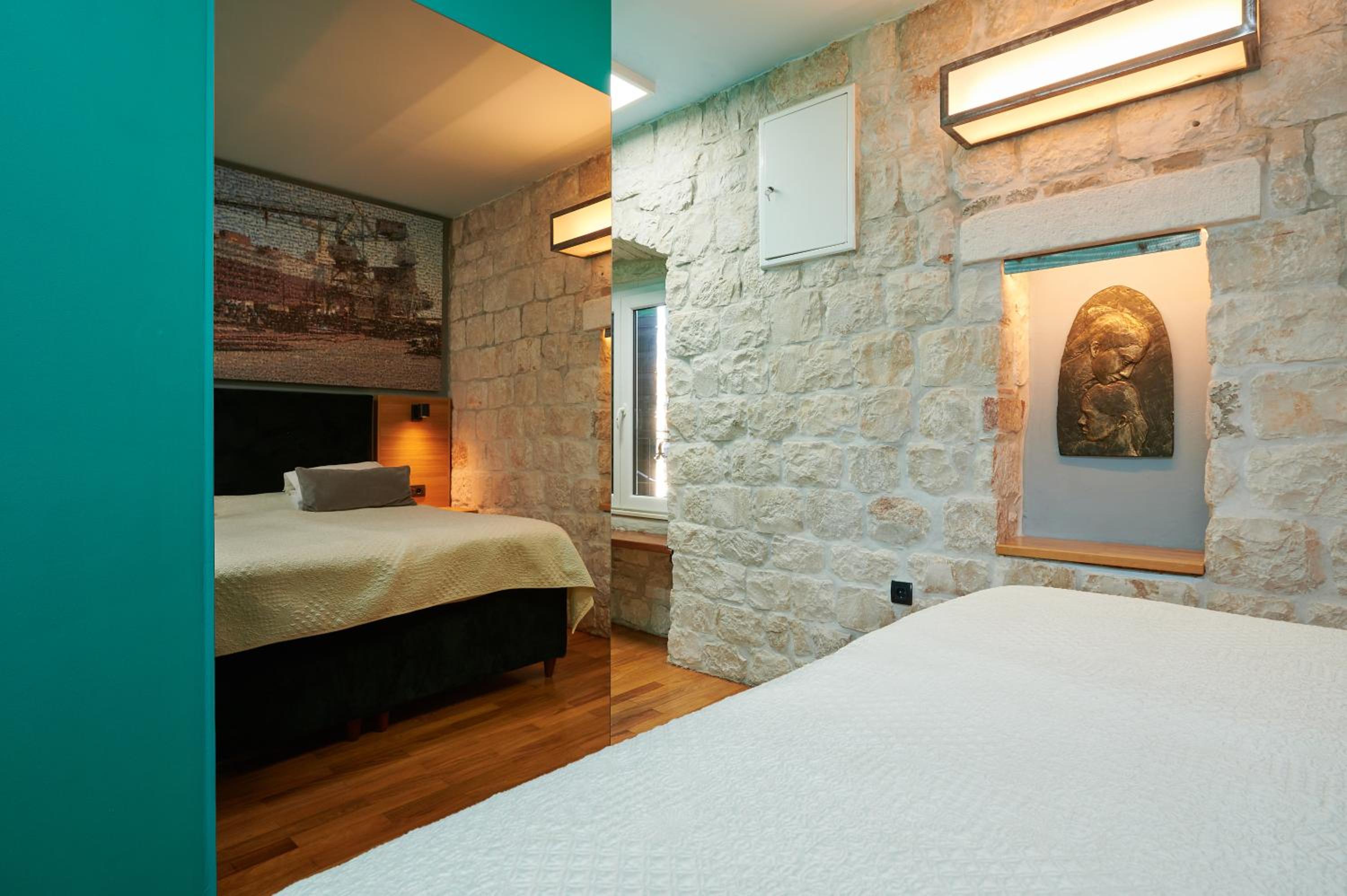 Deluxe Double Room with Balcony and Sea View - Photo 11