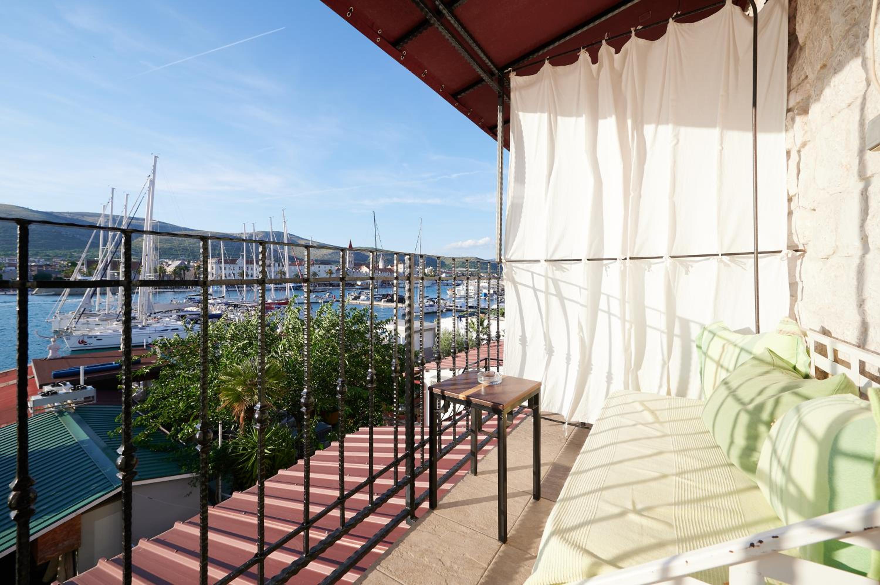 Deluxe Double Room with Balcony and Sea View - Photo 9