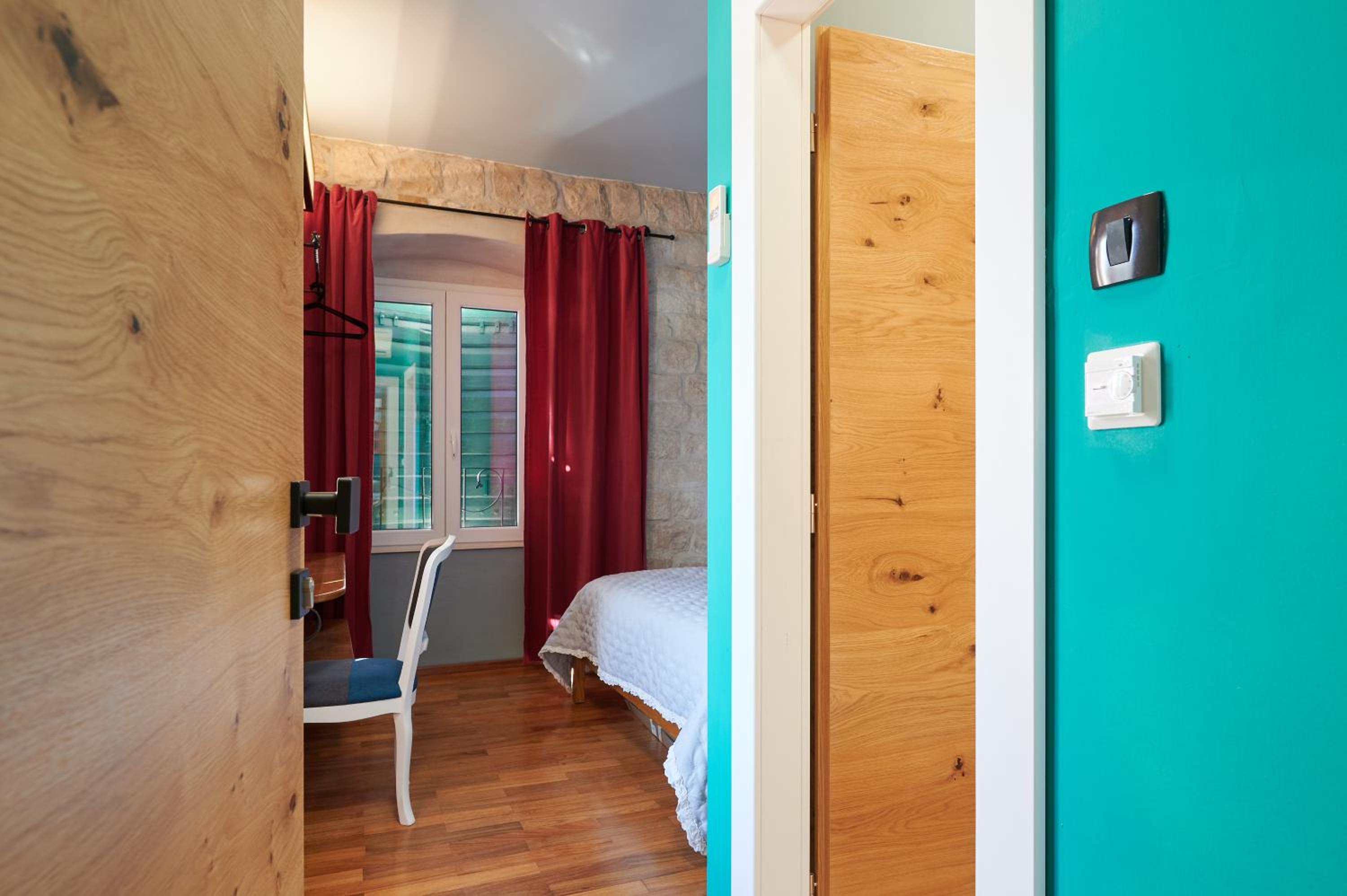 Deluxe Double Room with Sea View - Photo 12