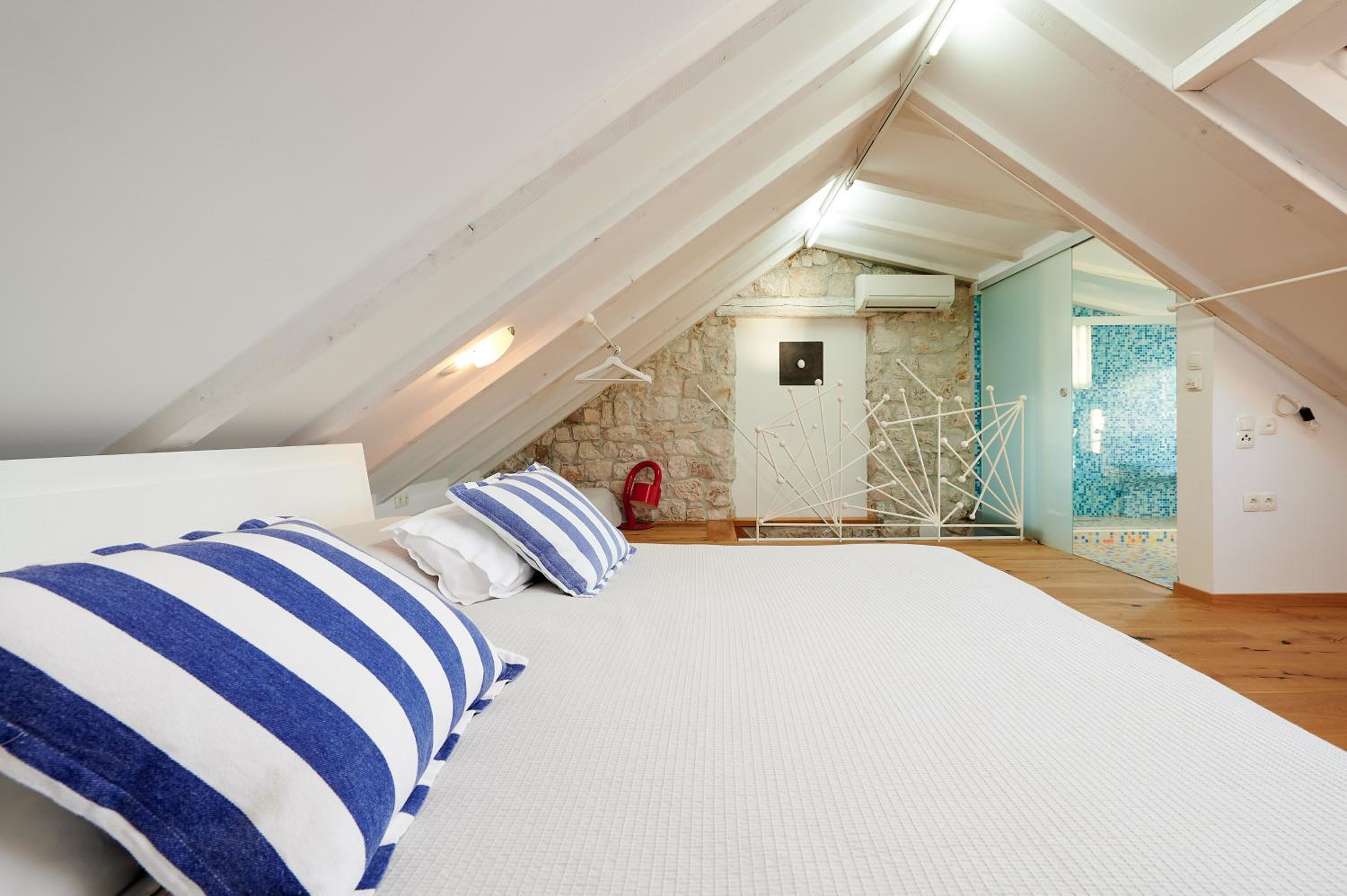 Deluxe Double Room with Sea View - Photo 6