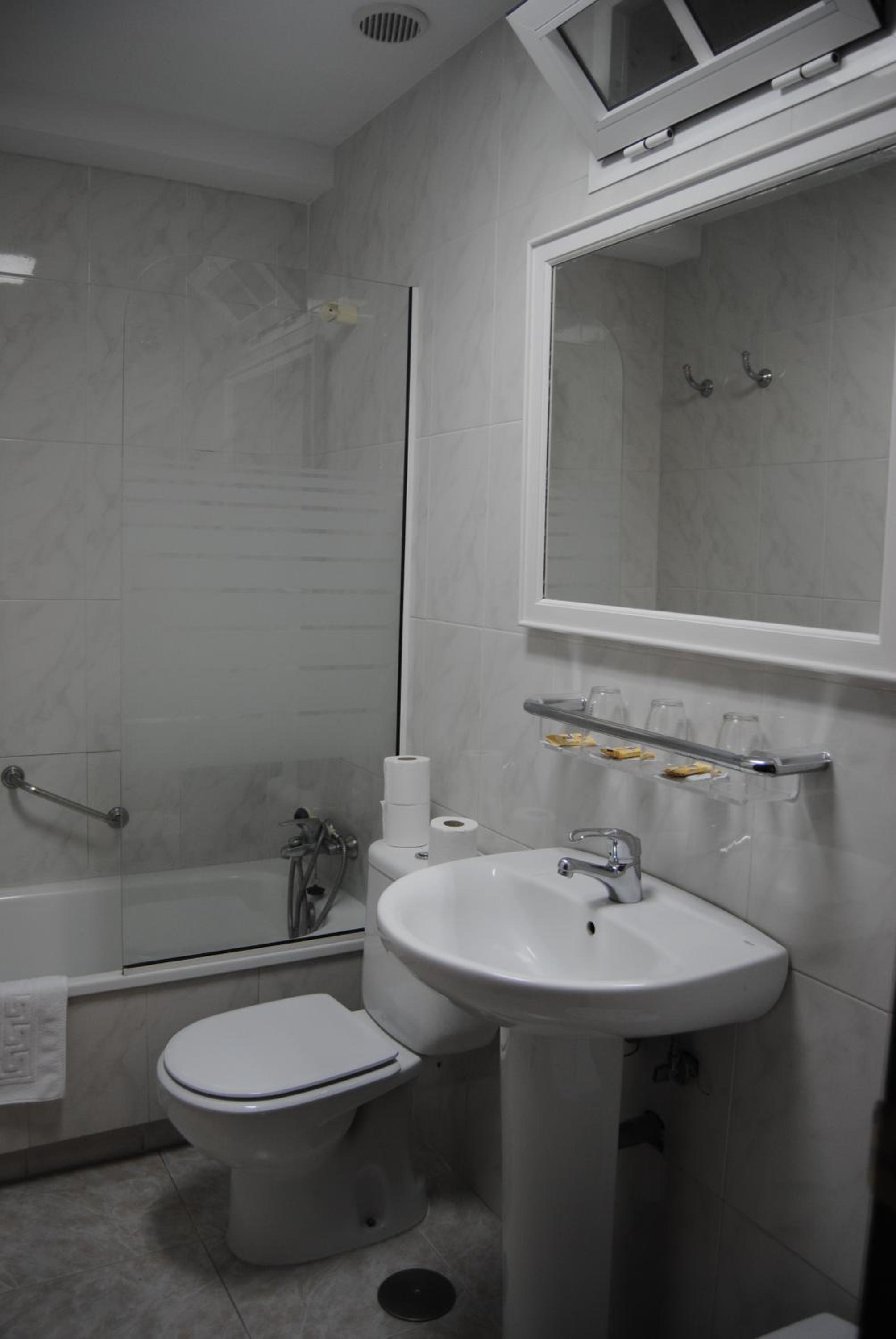 Queen Room with Balcony photo 2