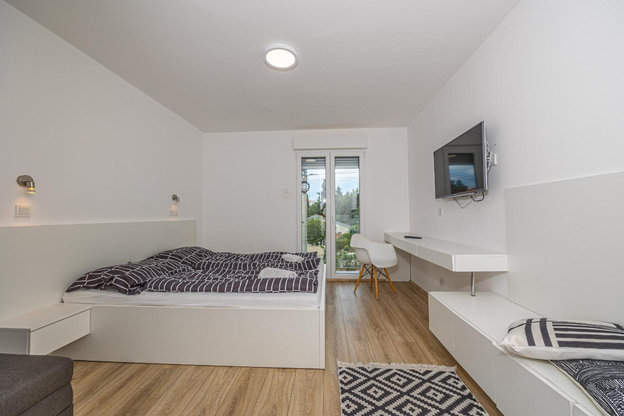 Deluxe Double Room with Side Sea View