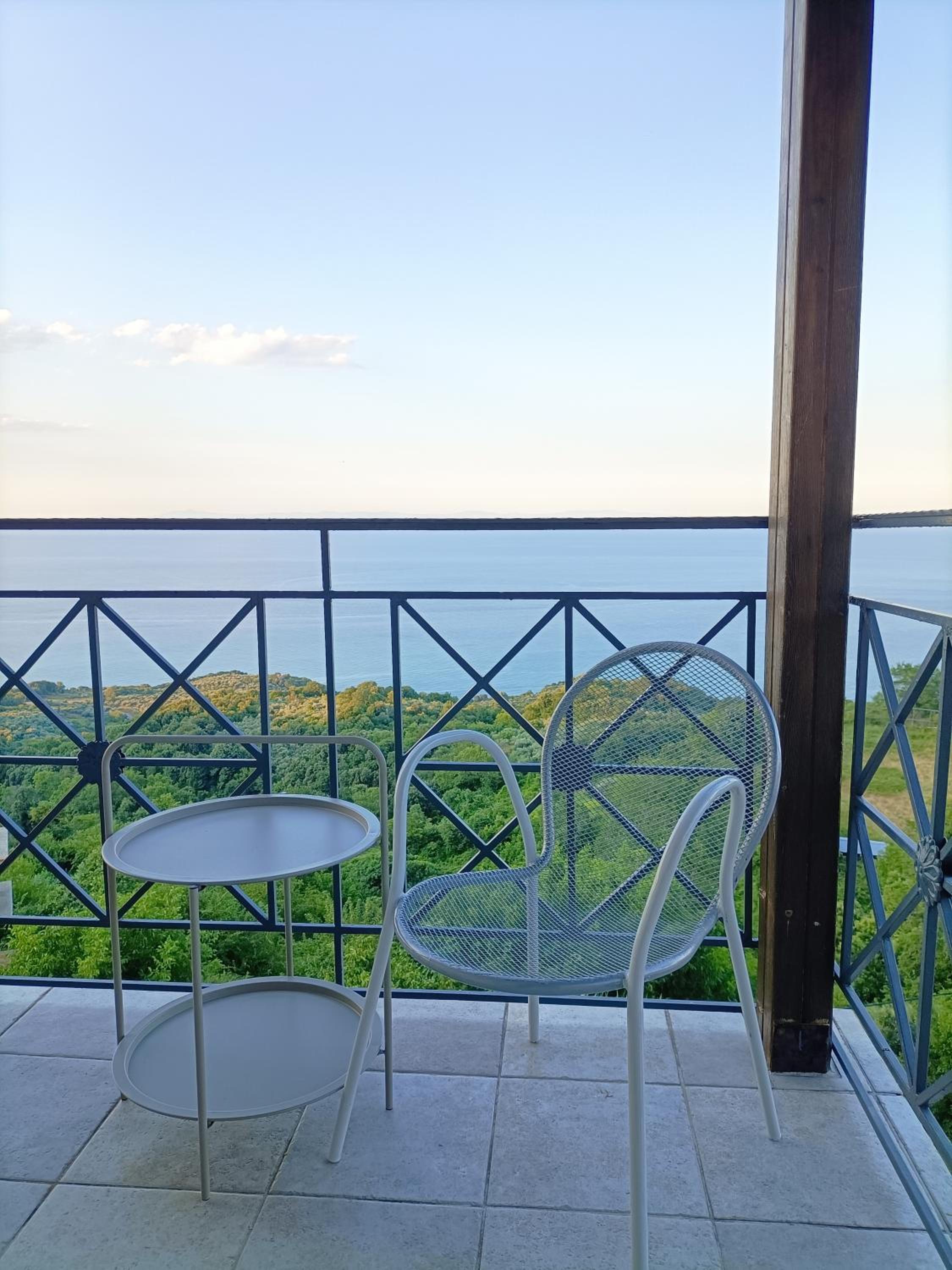Deluxe Suite with Sea View - Photo 11
