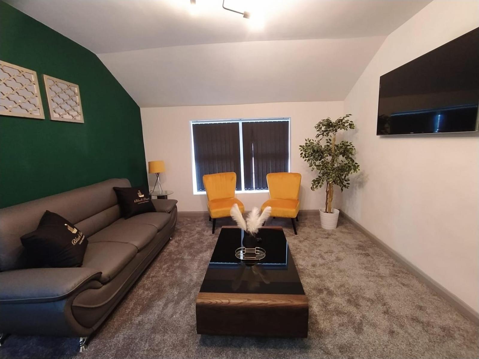 Three-Bedroom Apartment - Photo 7