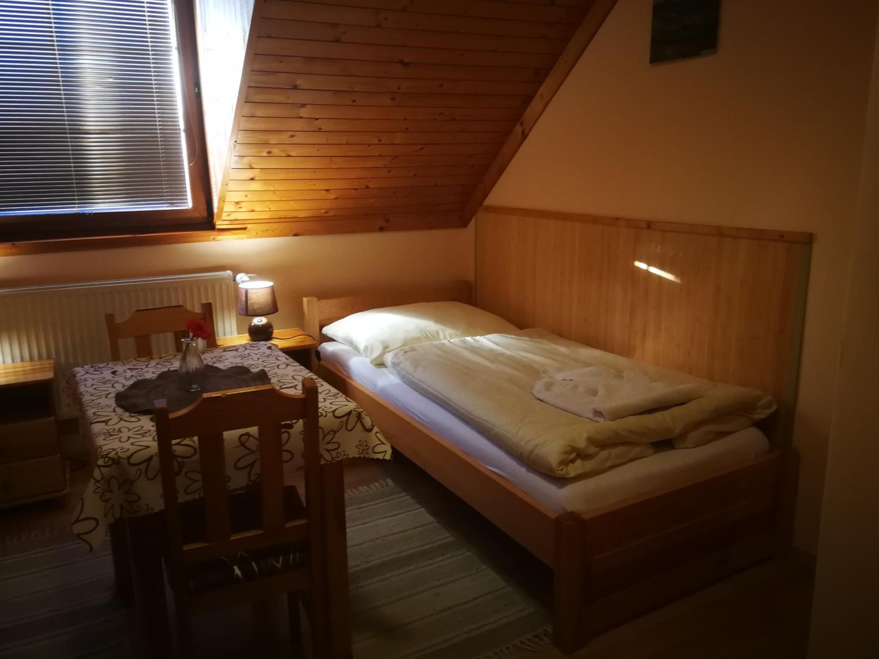Standard Twin Room - Photo 6