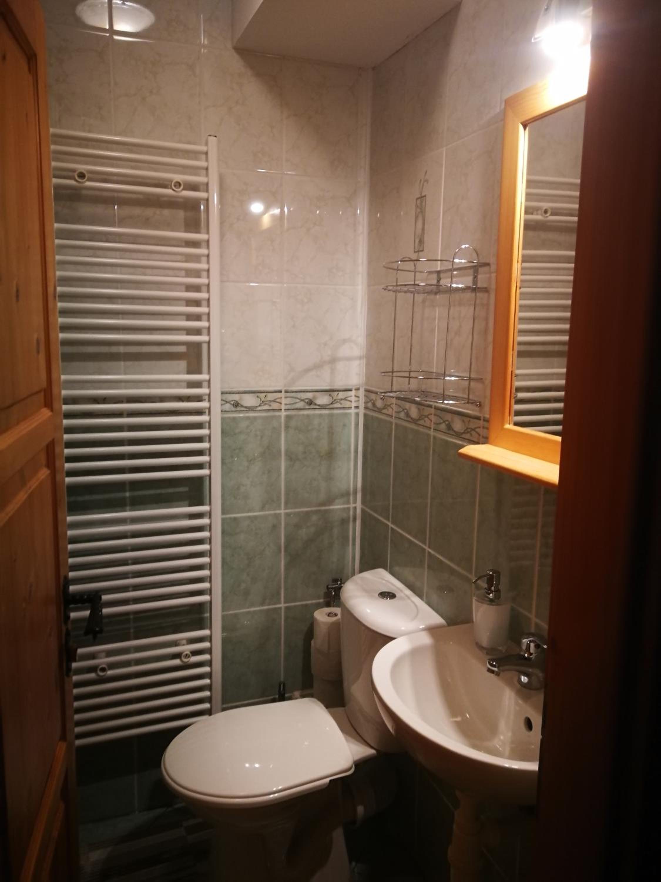 Standard Twin Room - Photo 9