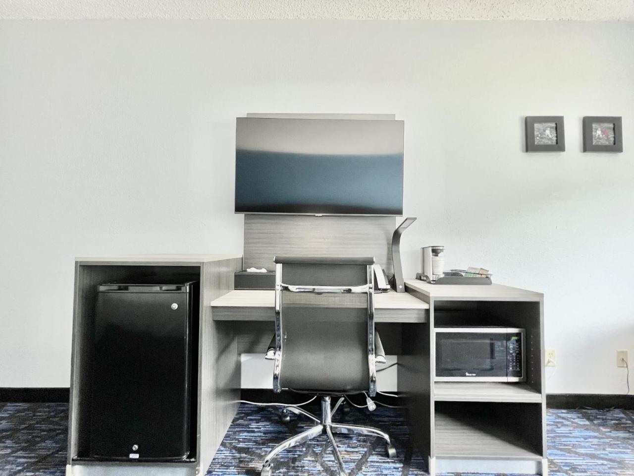King Room - Non-Smoking - Photo 3