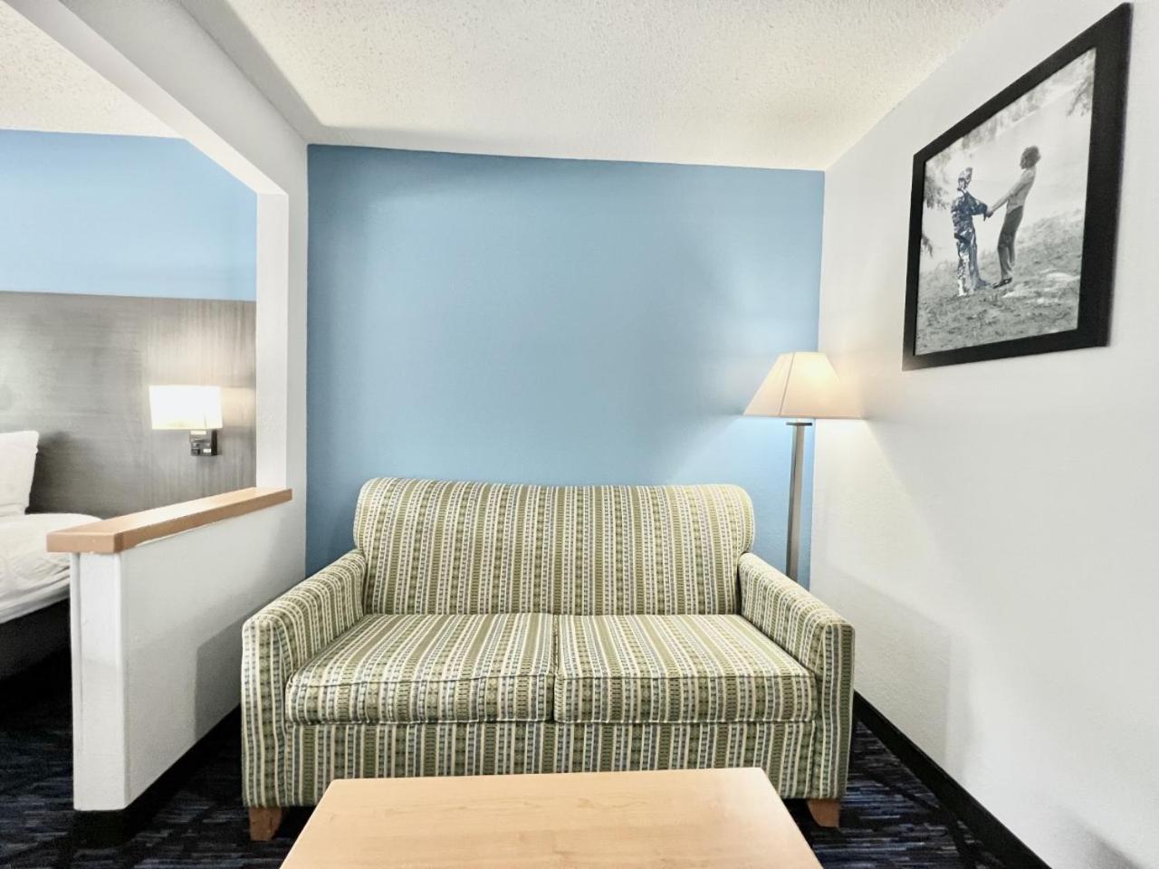 King Suite - Non-Smoking - Photo 7