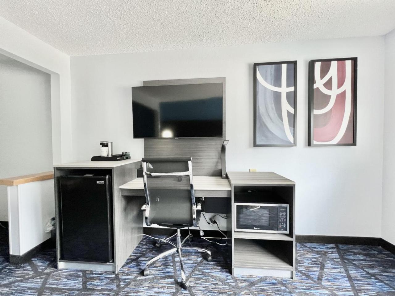 King Suite - Non-Smoking - Photo 8