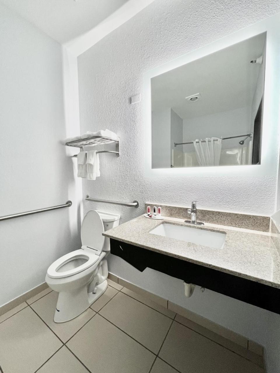 1 Queen Bed, Mobility Accessible Room, Bathtub w/ Grab Bars, Non-Smoking - Photo 4
