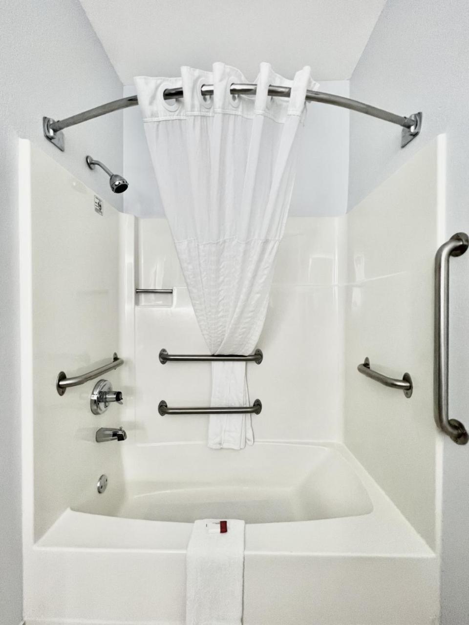 1 Queen Bed, Mobility Accessible Room, Bathtub w/ Grab Bars, Non-Smoking - Photo 3