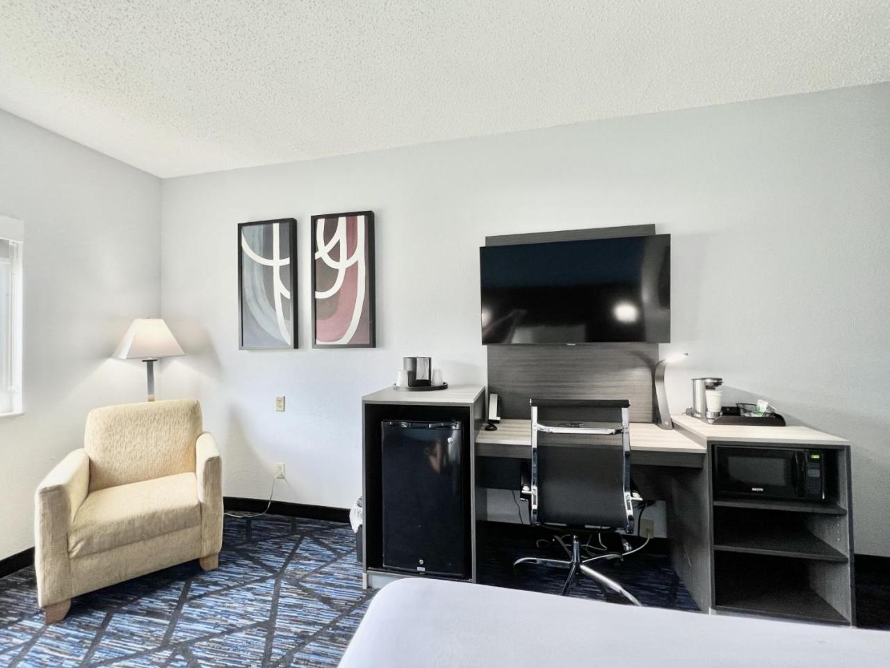 1 Queen Bed, Mobility Accessible Room, Bathtub w/ Grab Bars, Non-Smoking - Photo 6
