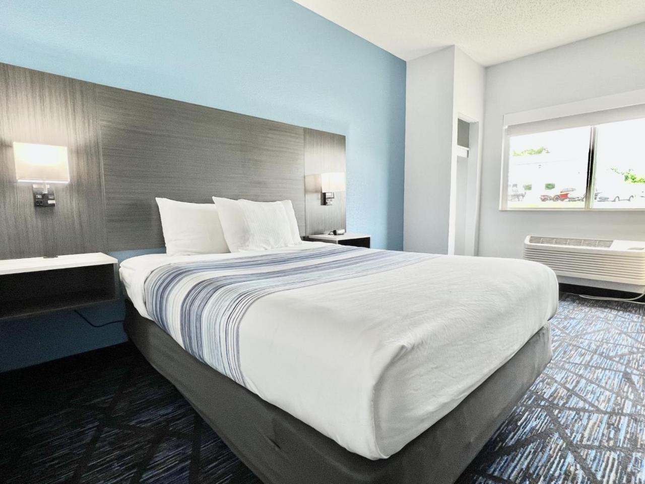 1 Queen Bed, Mobility Accessible Room, Bathtub w/ Grab Bars, Non-Smoking - Photo 5