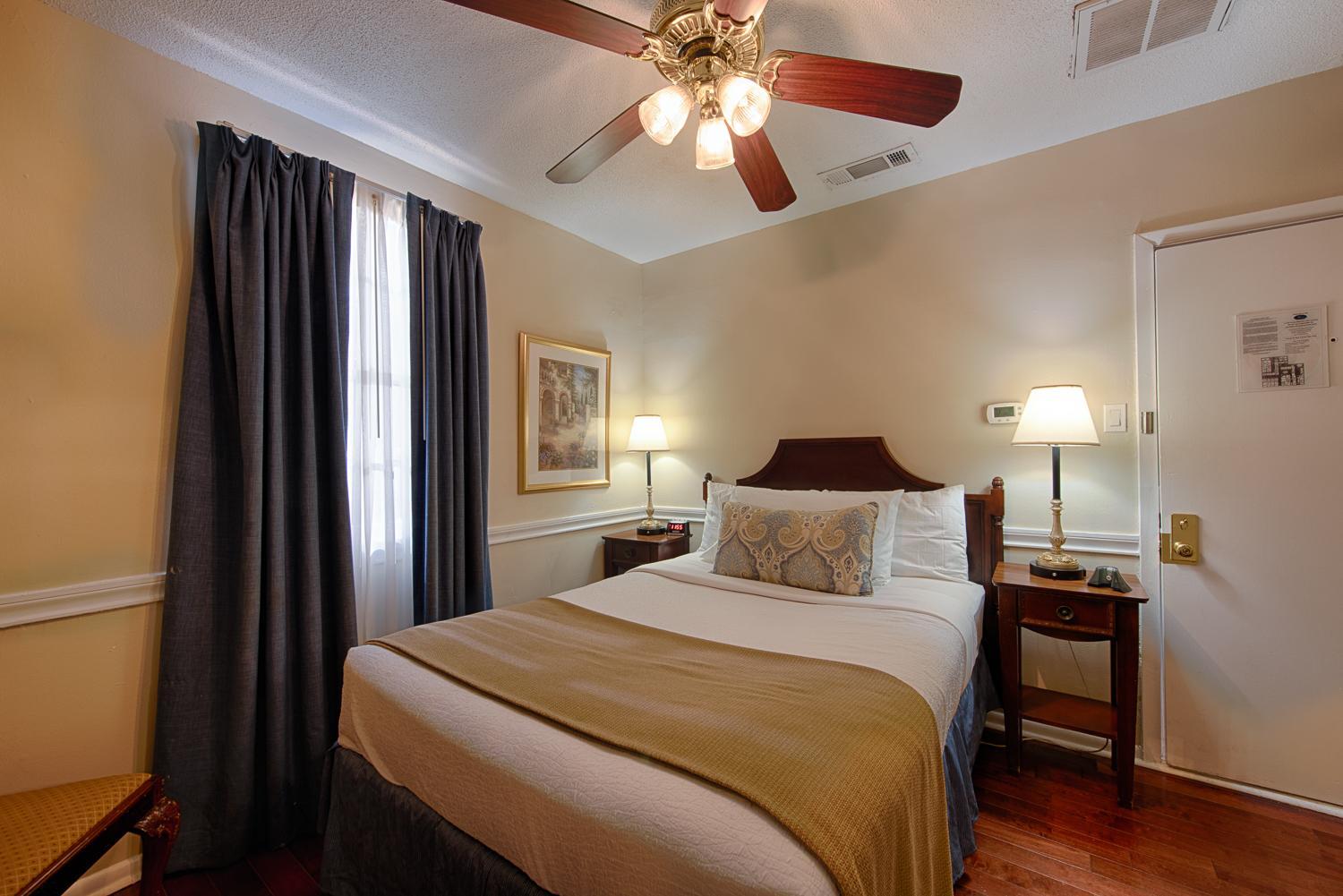 Standard Room with One Queen Bed - Photo 3