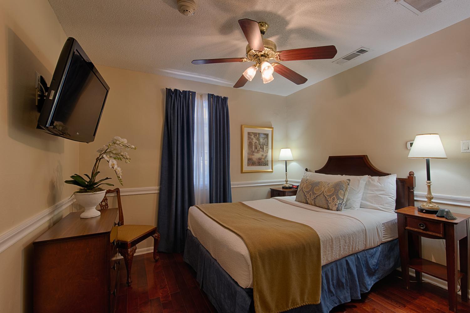 Standard Room with One Queen Bed - Photo 2