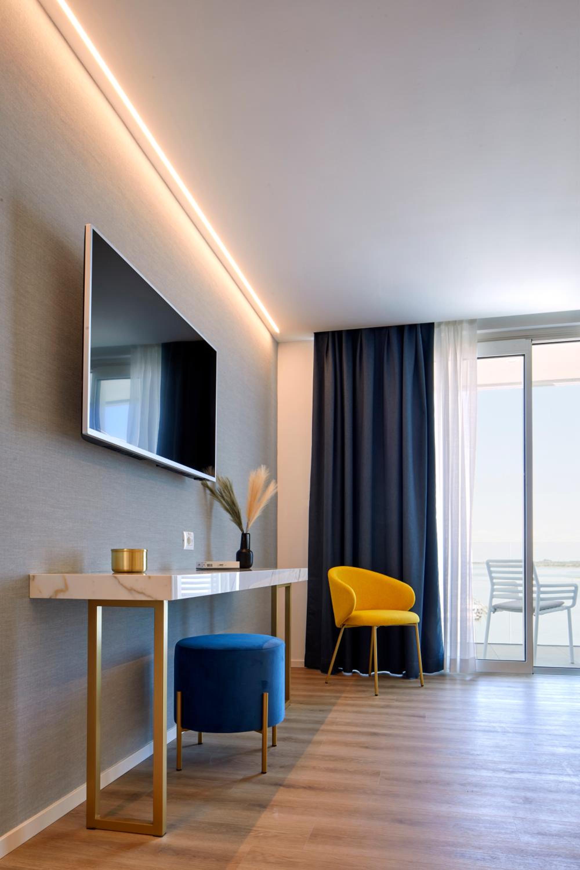 Deluxe Double or Twin Room with Lagoon View - Photo 13