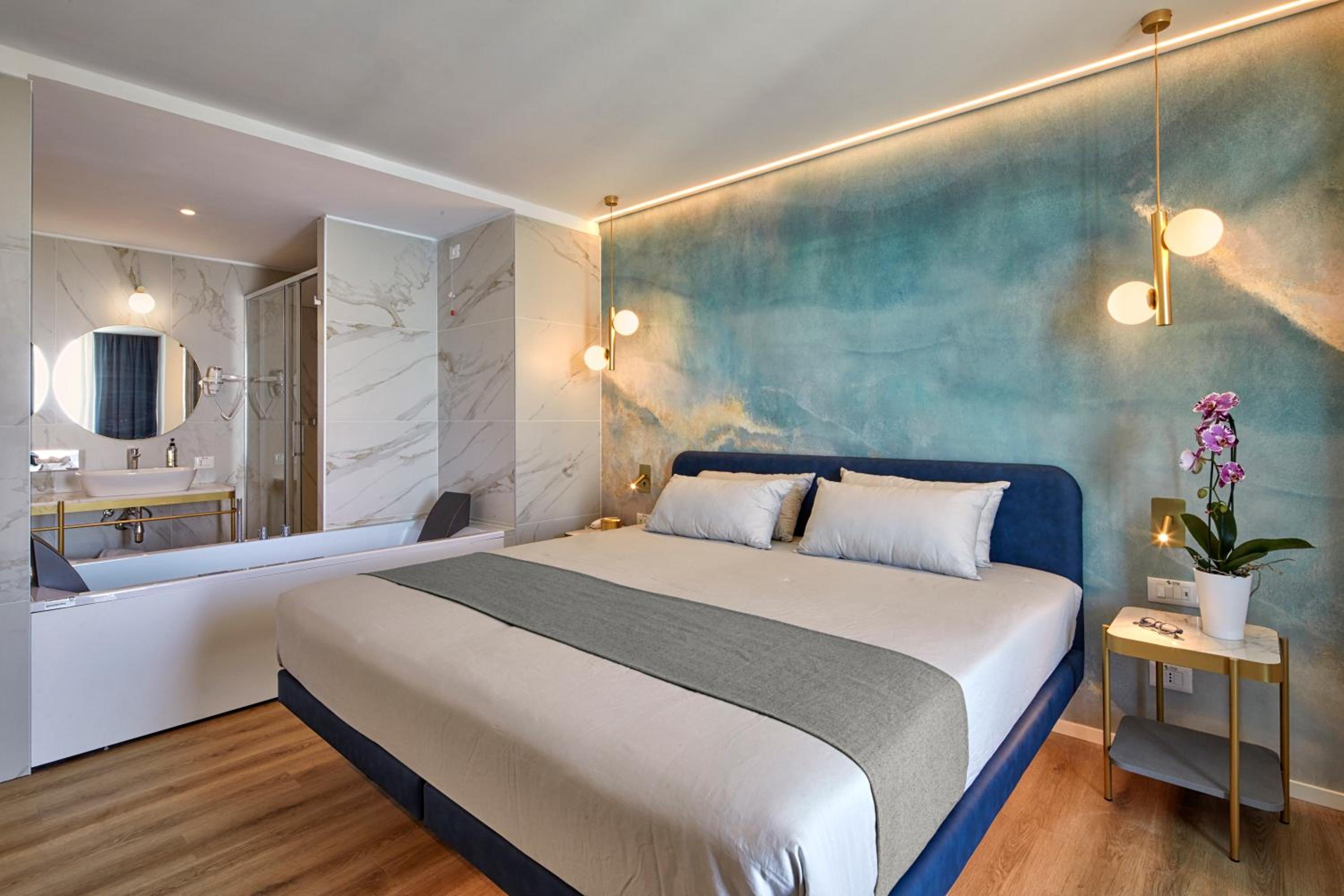 Suite with Hot Tub and Lagoon View - Photo 4