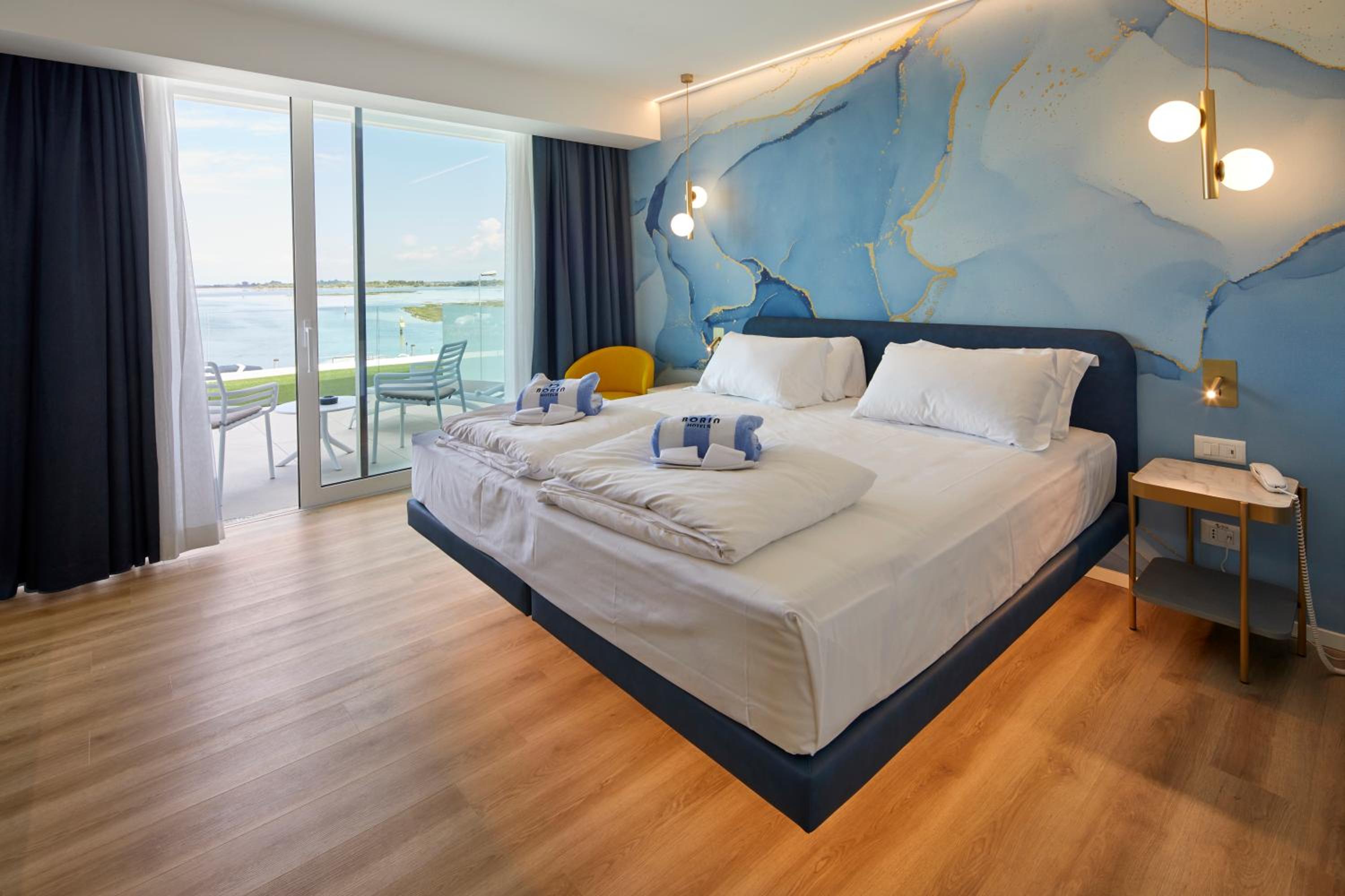Deluxe Double or Twin Room with Lagoon View - Photo 6