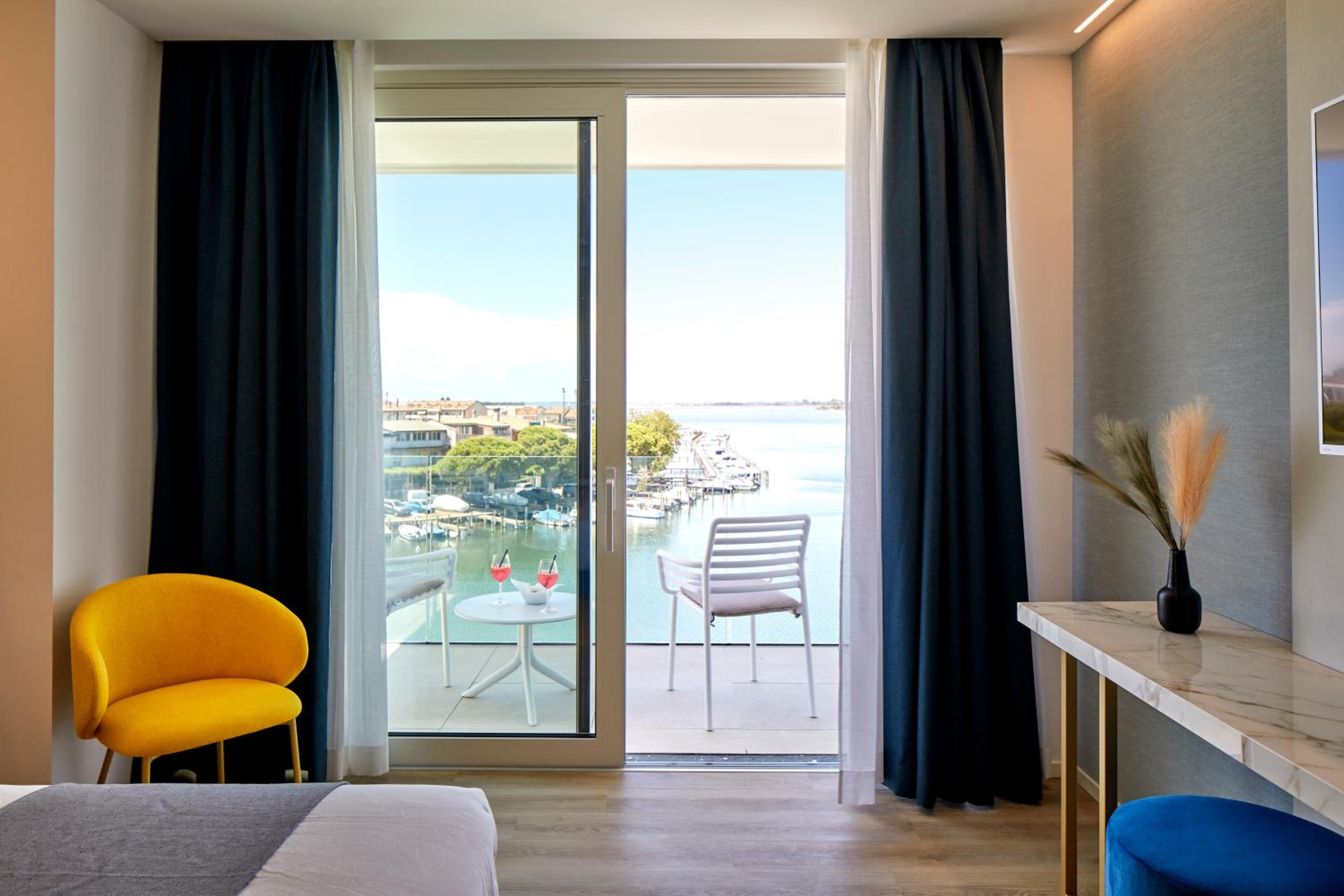 Deluxe Double or Twin Room with Lagoon View - Photo 2