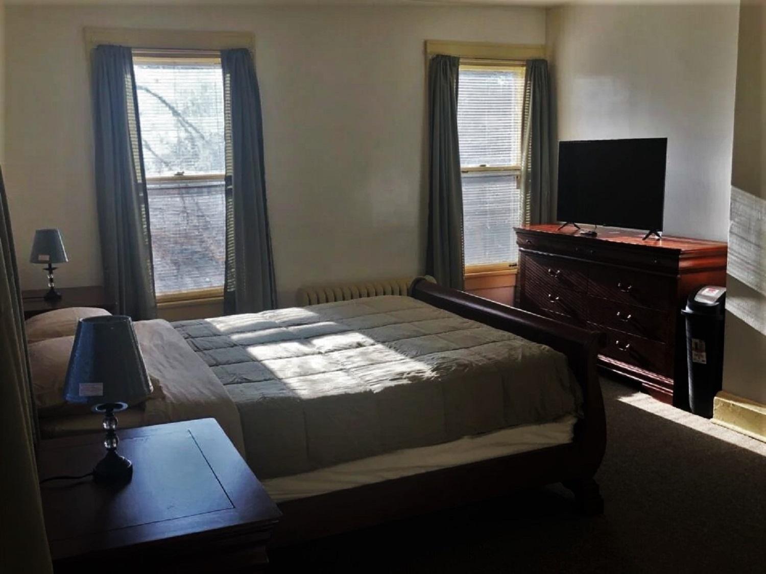Deluxe Queen Suite photo 1