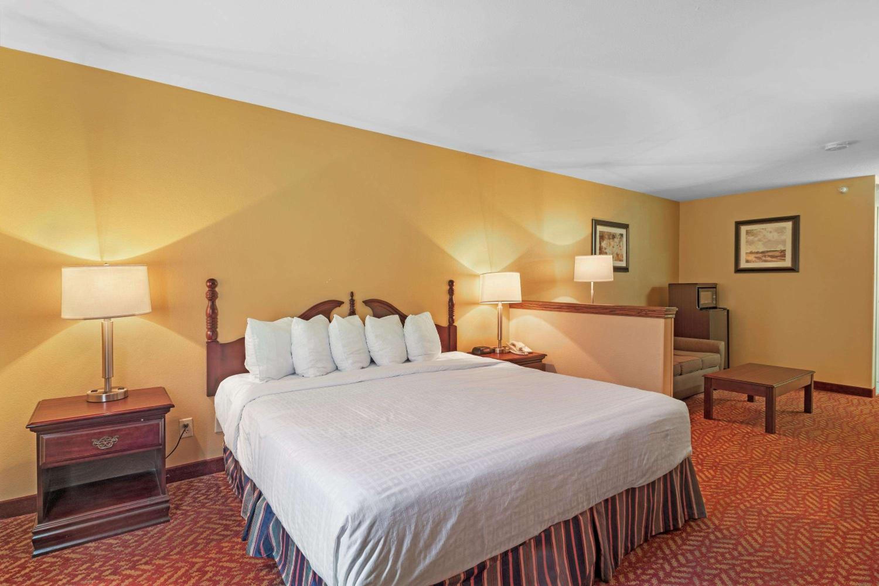 King Suite - Non-Smoking photo 1