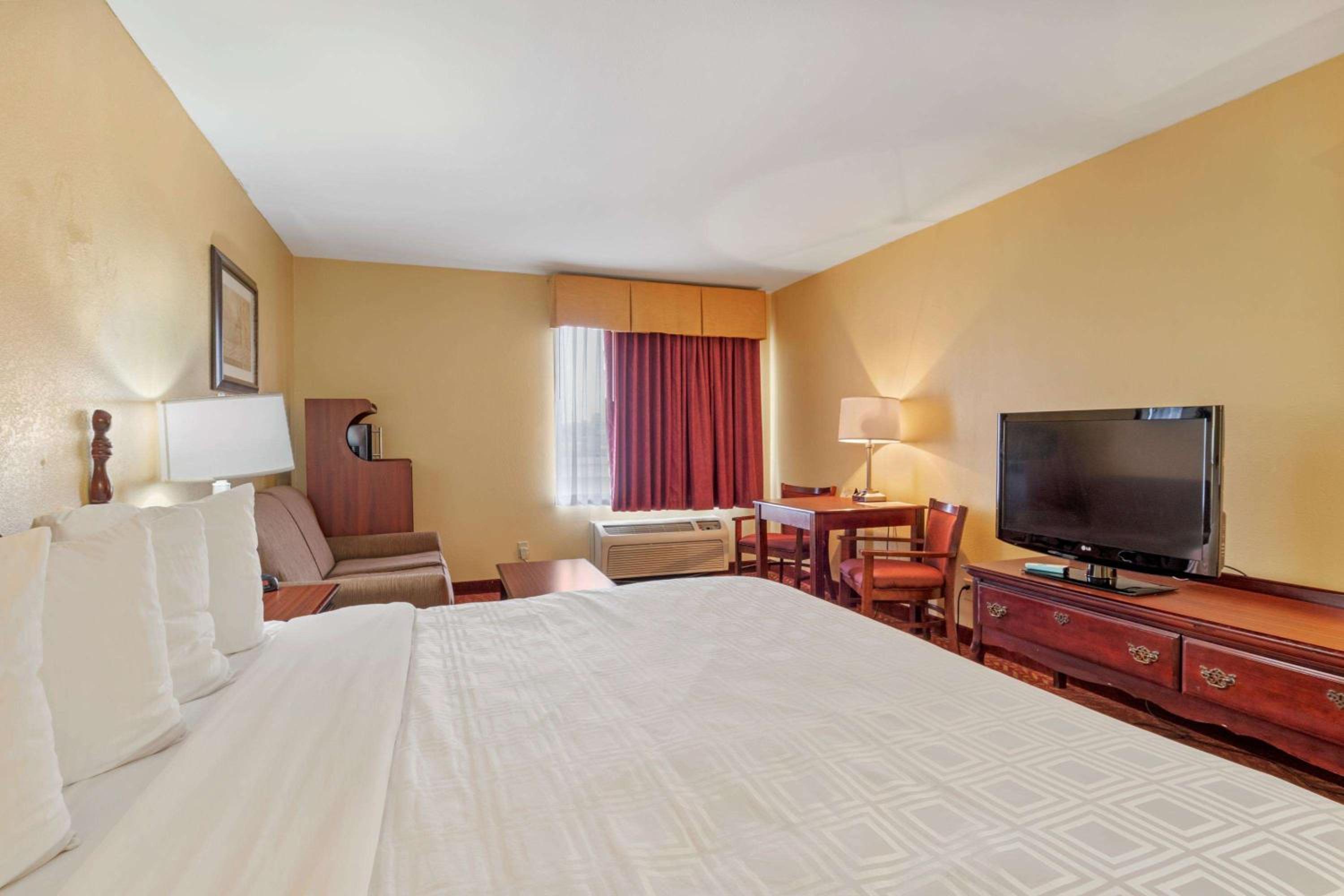 Queen Room-Disability Access photo 2
