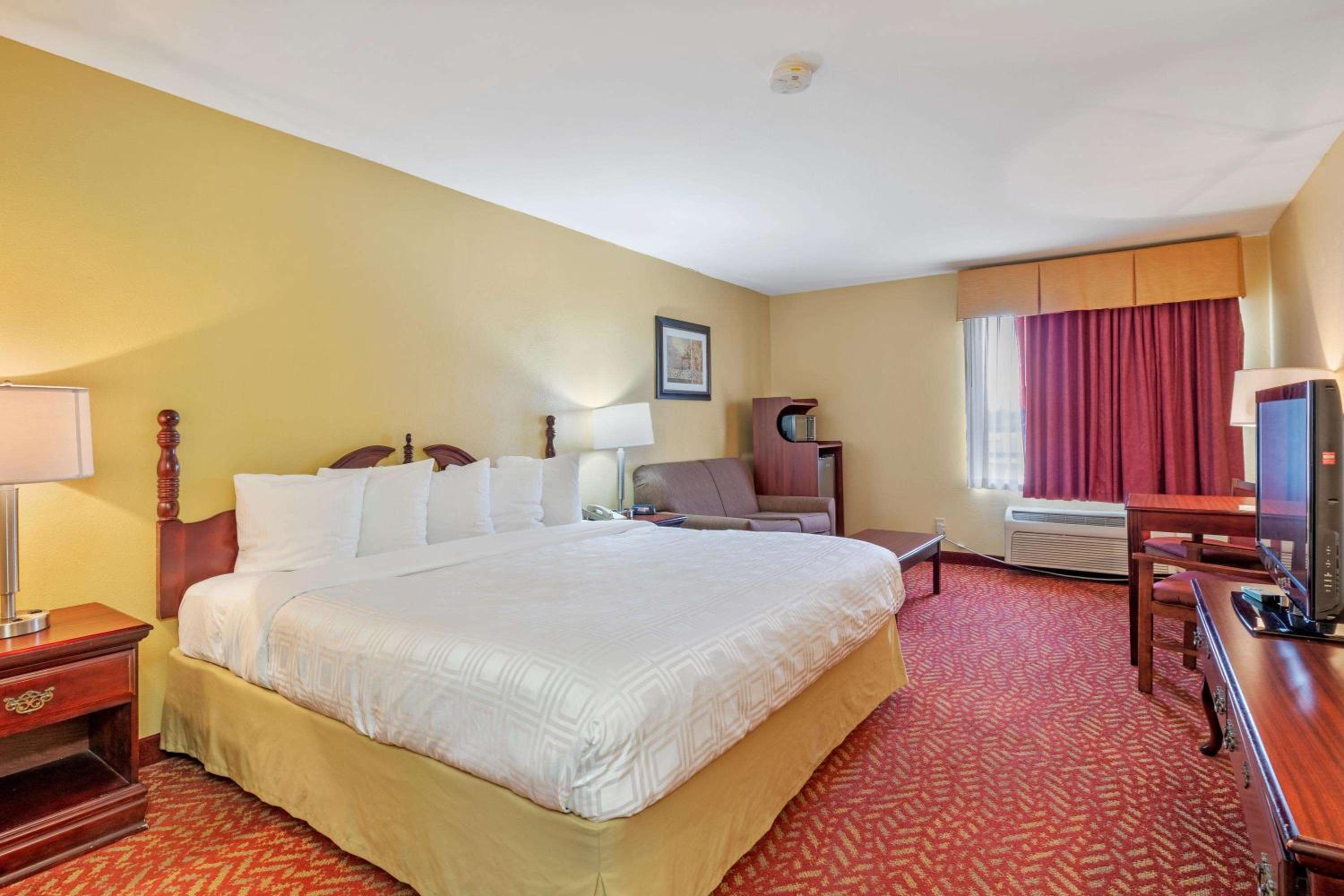 Queen Room-Disability Access photo 1